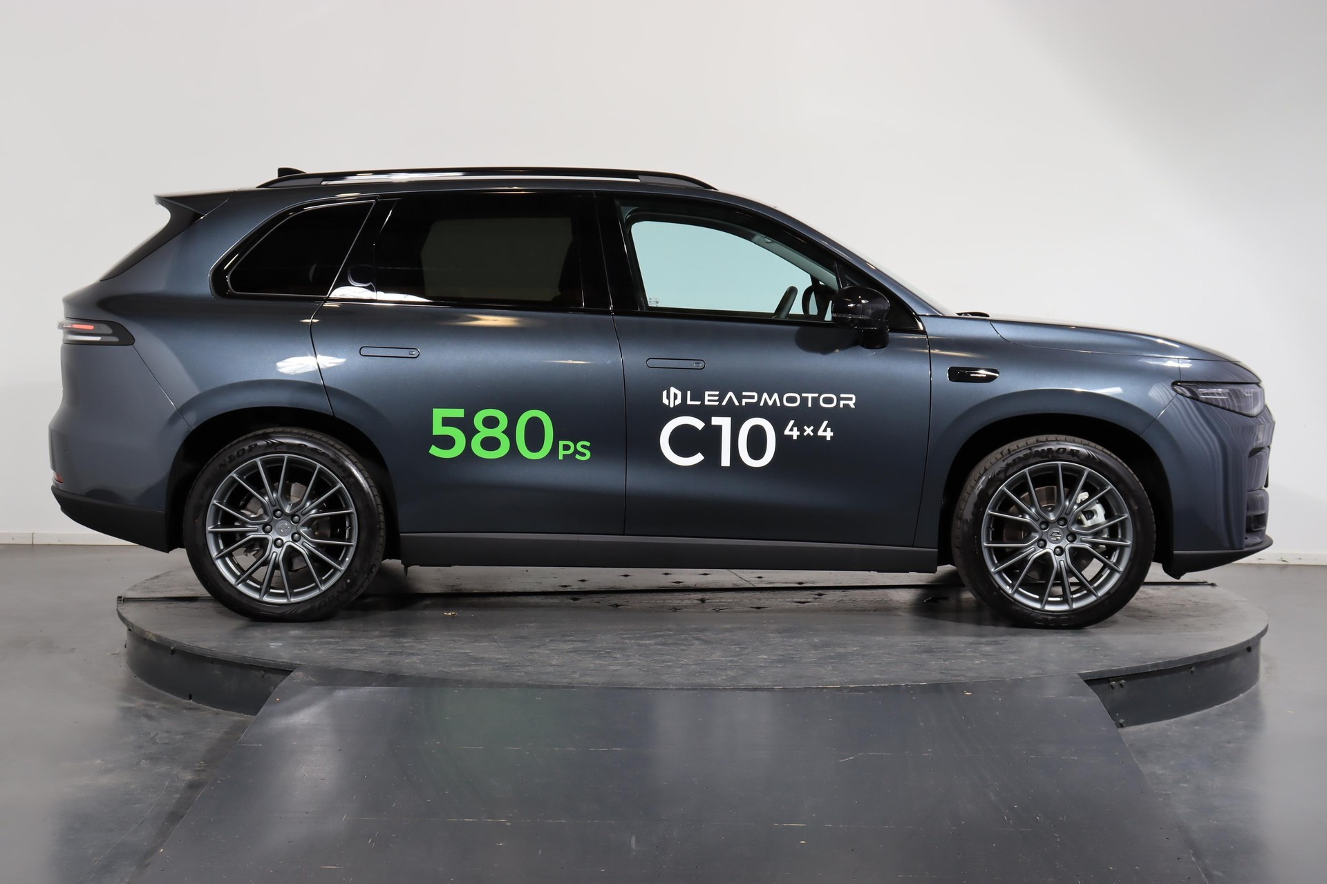 LEAPMOTOR C10 EV AWD-showroom-element-1