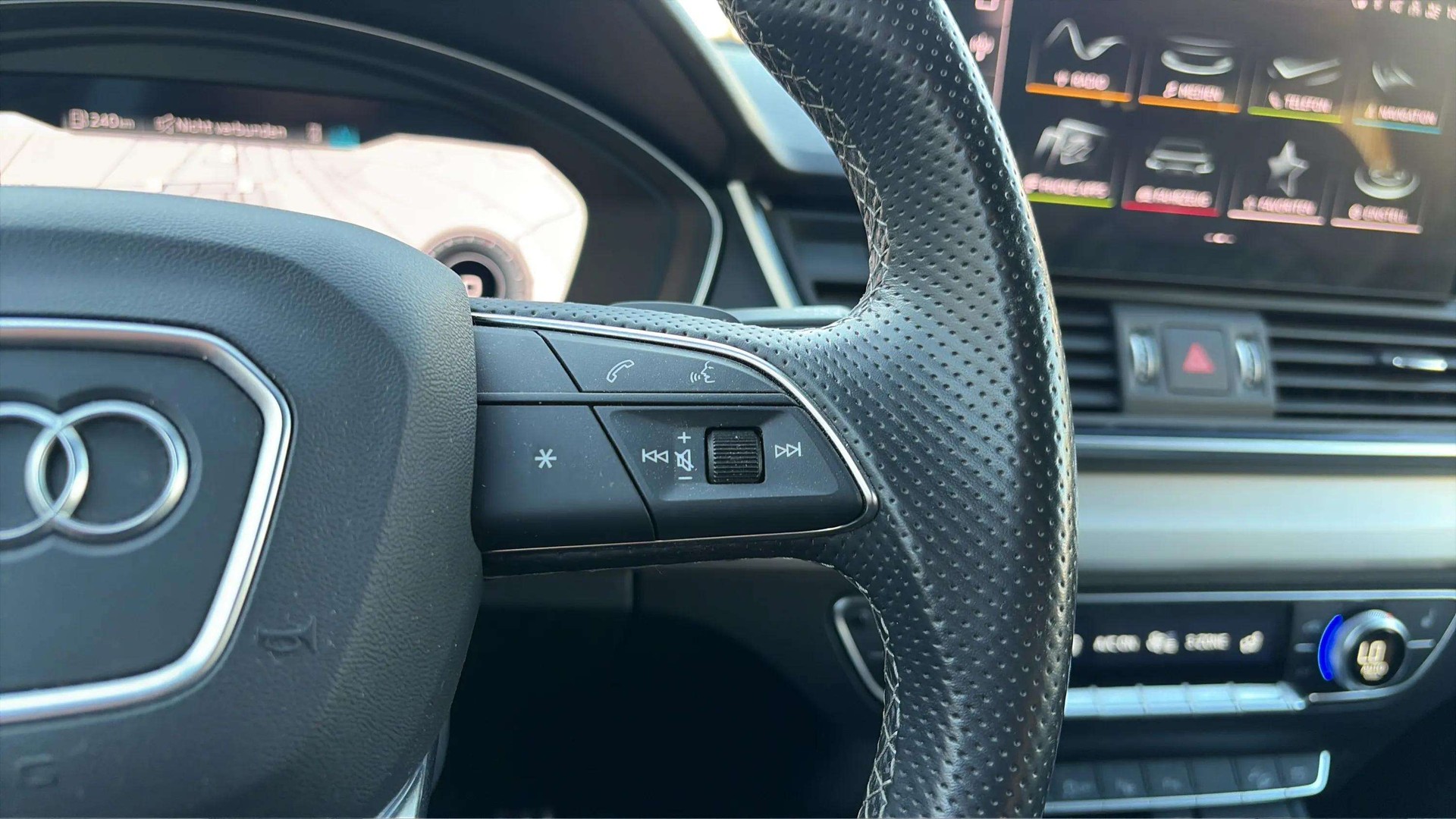 AUDI Q5 40 TDI Black Edition quattro S-tronic S line mit Werksgarantie & AHK + B&O Soundsystem-image-24