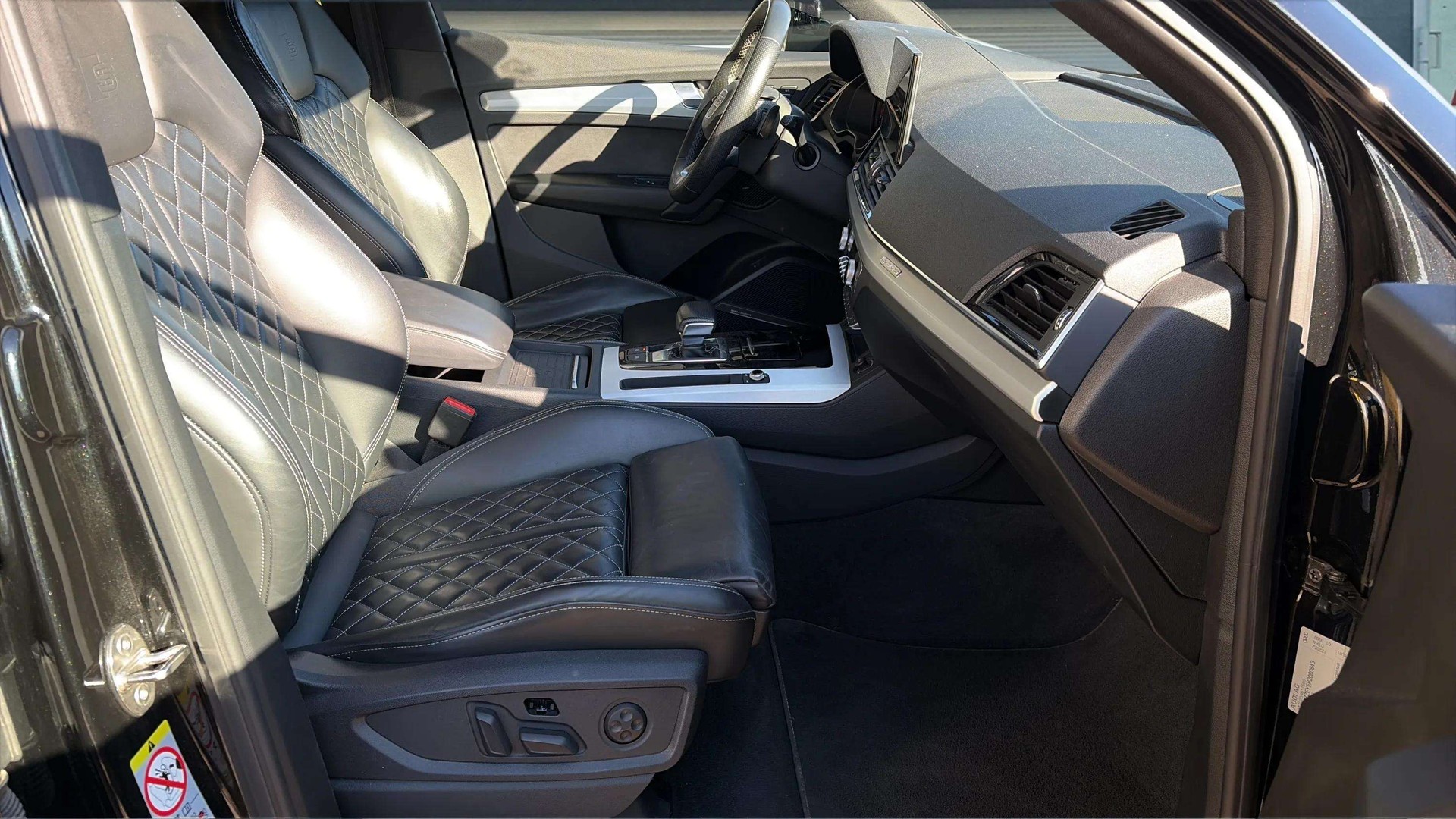 AUDI Q5 40 TDI Black Edition quattro S-tronic S line mit Werksgarantie & AHK + B&O Soundsystem-image-11