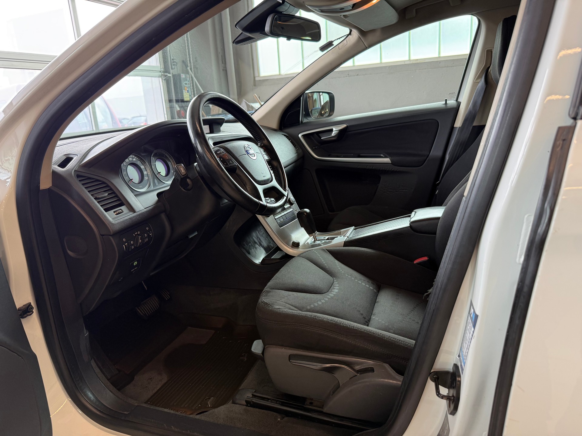 VOLVO XC60 D5 AWD Kinetic Geartronic-image-8