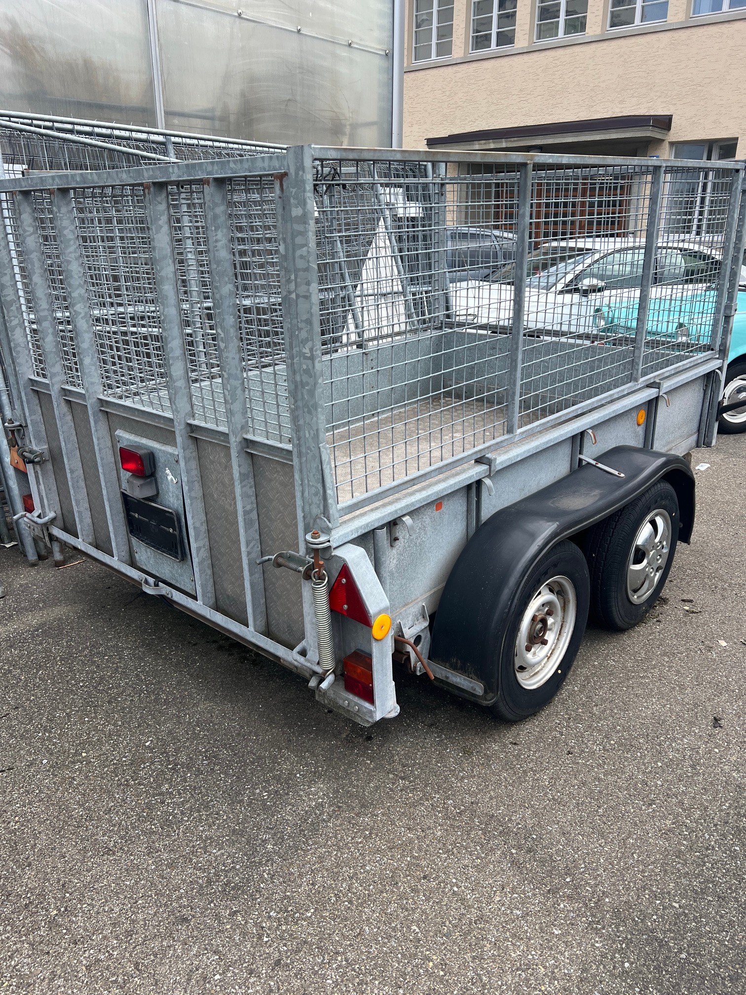 IFOR Ifor-Williams IW27CH Brückenanhänger mit hohem Gitteraufbau