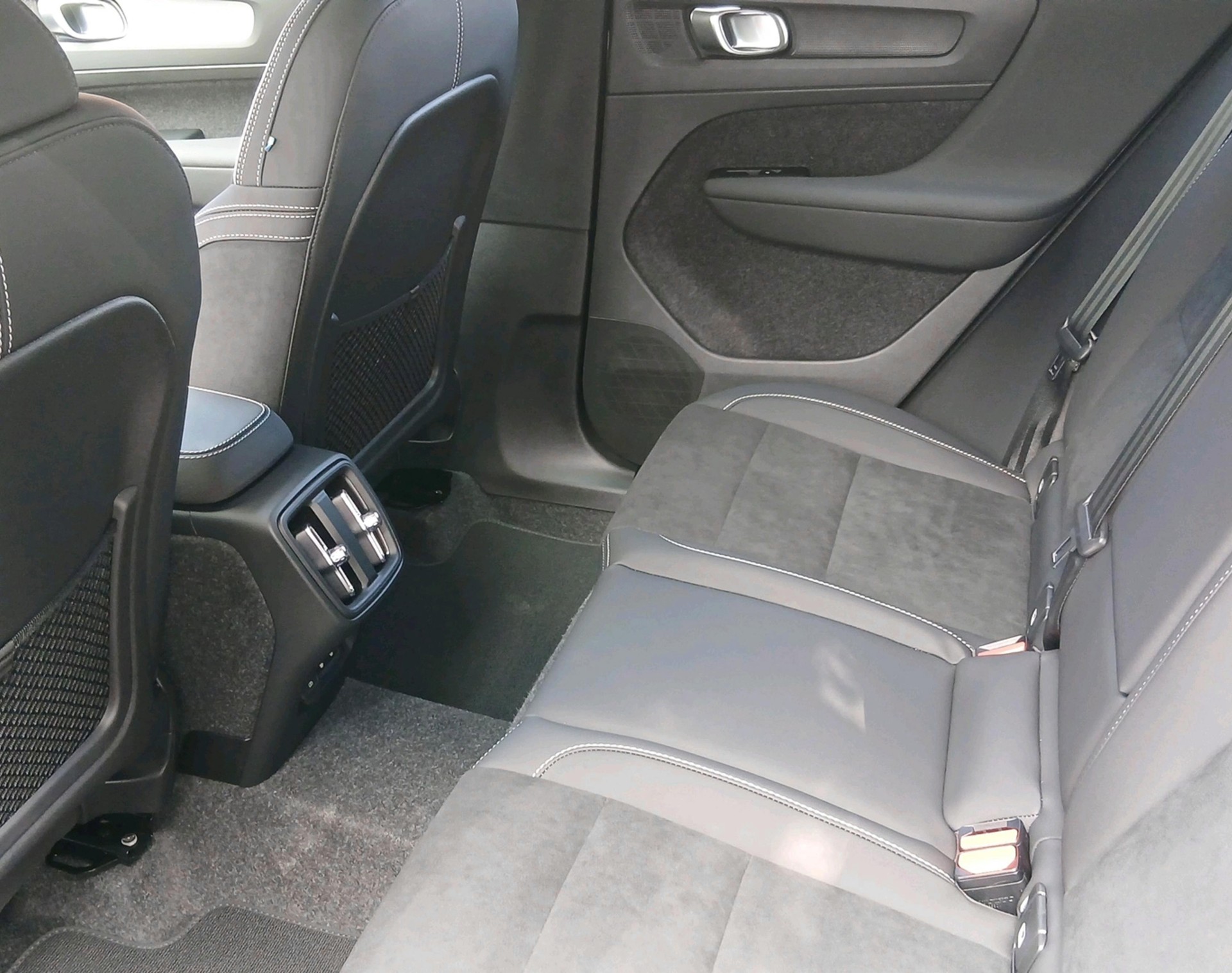VOLVO XC40 2.0 B4 MH Black Edition-showroom-element-3