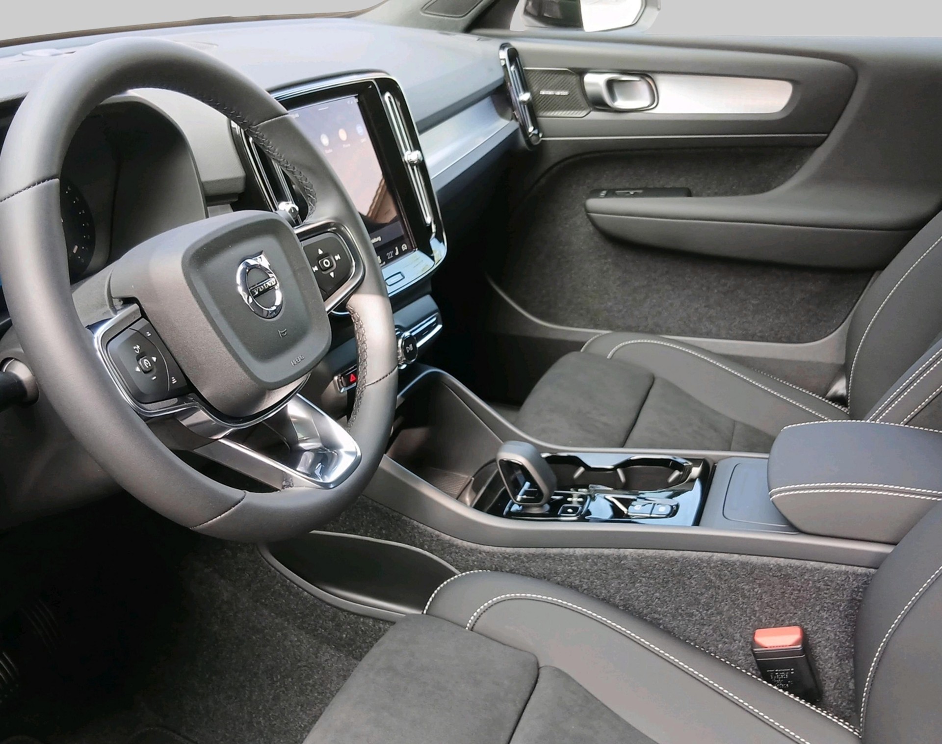 VOLVO XC40 2.0 B4 MH Black Edition-showroom-element-2