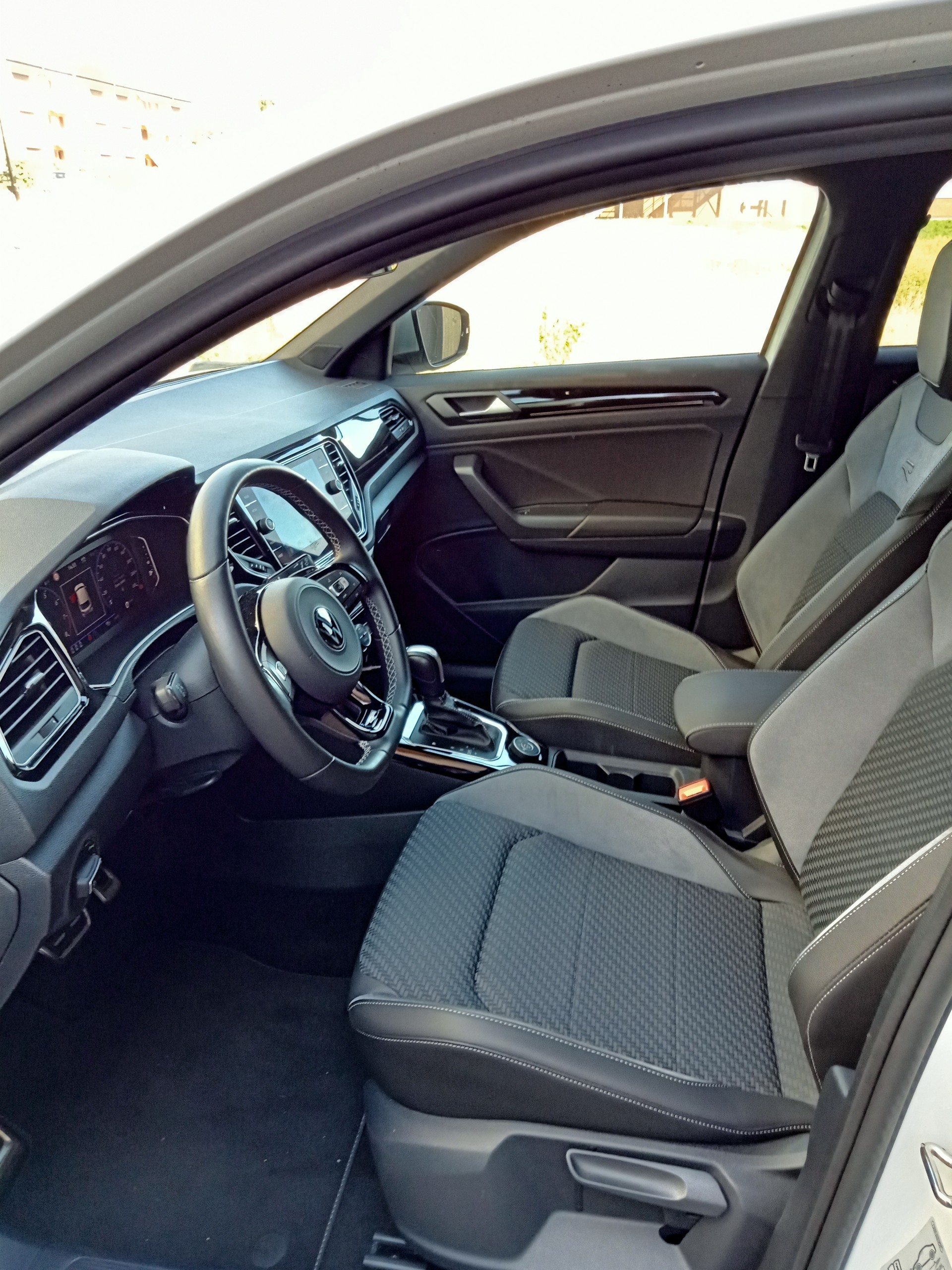 VW T-Roc 2.0 TSI R DSG 4Motion-image-9