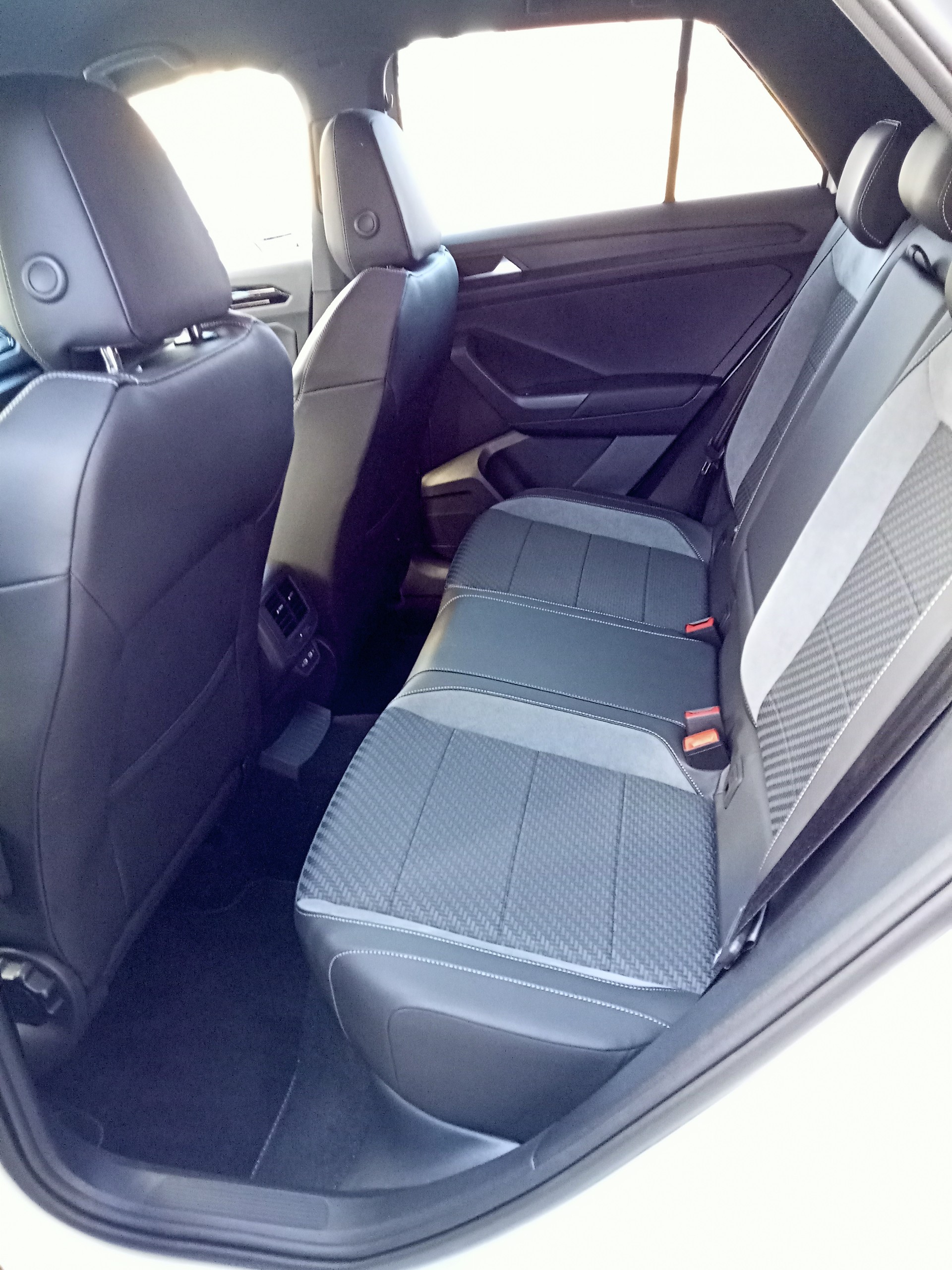 VW T-Roc 2.0 TSI R DSG 4Motion-image-11