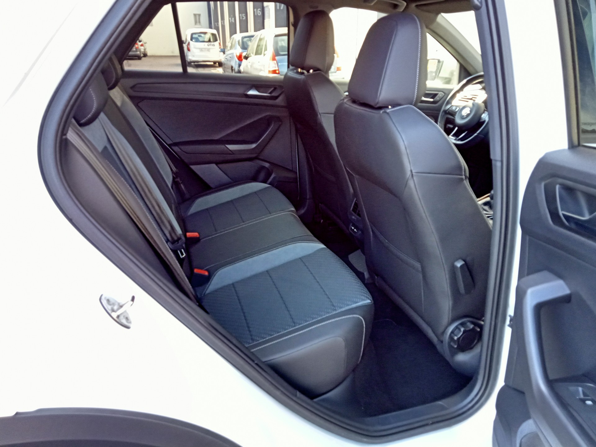 VW T-Roc 2.0 TSI R DSG 4Motion-image-12