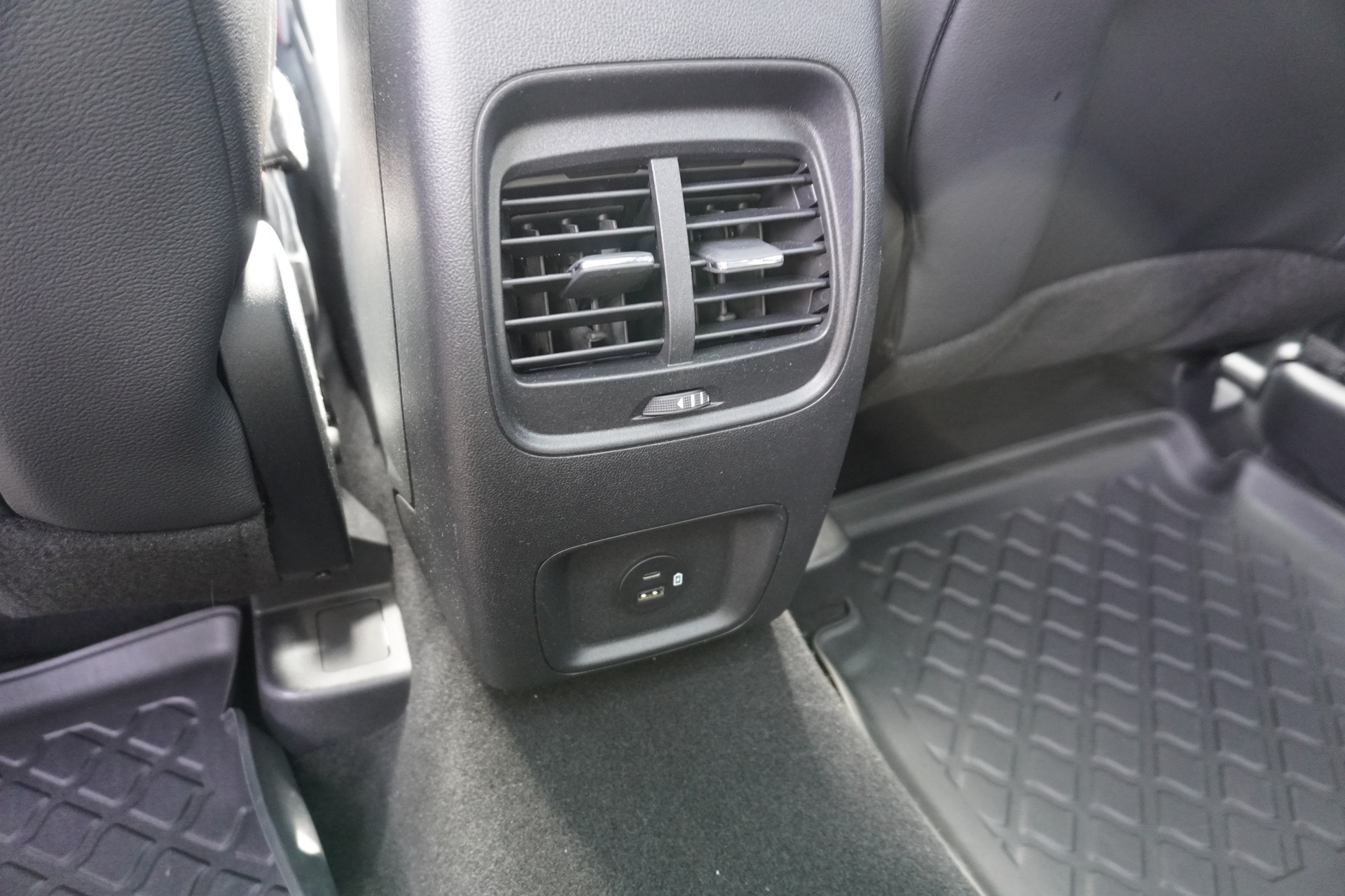 FORD Kuga 2.0 TDCi EcoBlue ST-Line X 4WD-image-14