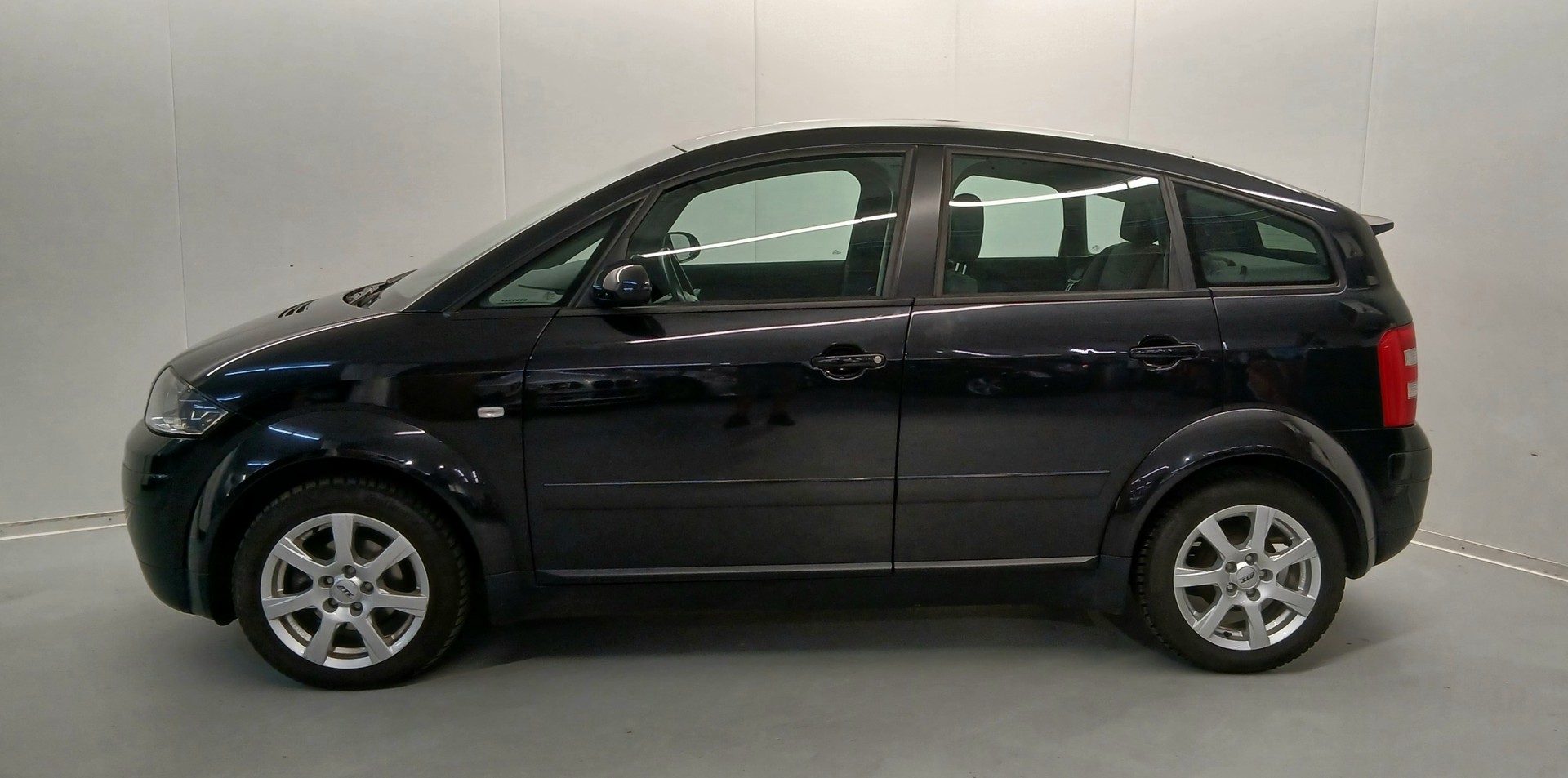 AUDI A2-showroom-element-3