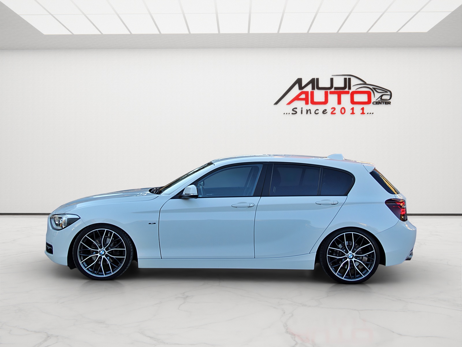 BMW 120d Sport Line Steptronic-showroom-element-1