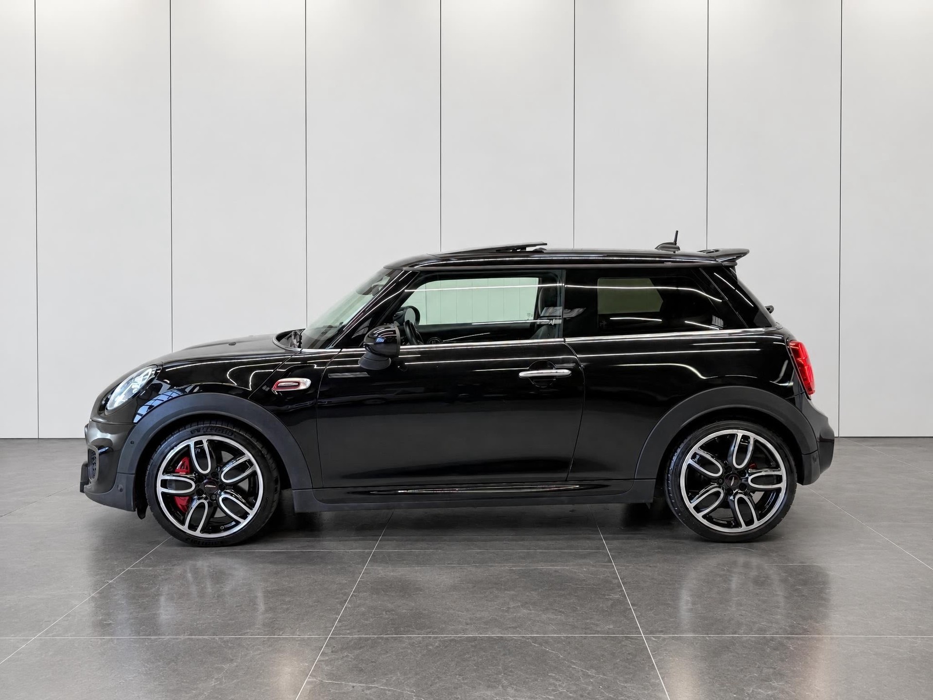MINI Cooper John Cooper Works Steptronic ab MFK & Service-showroom-element-1