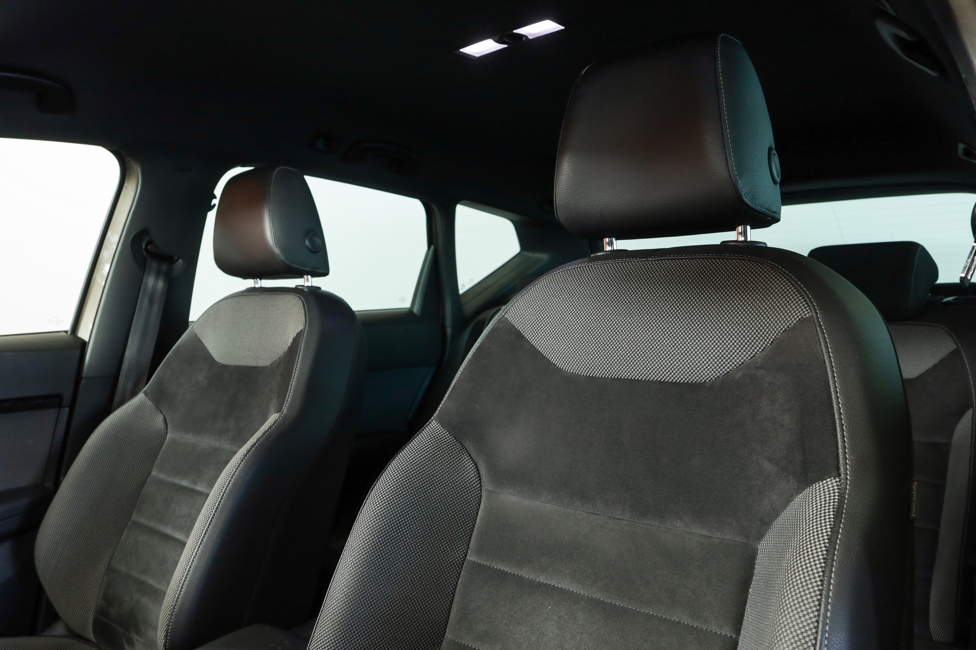SEAT Ateca 2.0 TDI CR Xcellence 4Drive • Golden Cognac • Attelage • Full LED-image-10