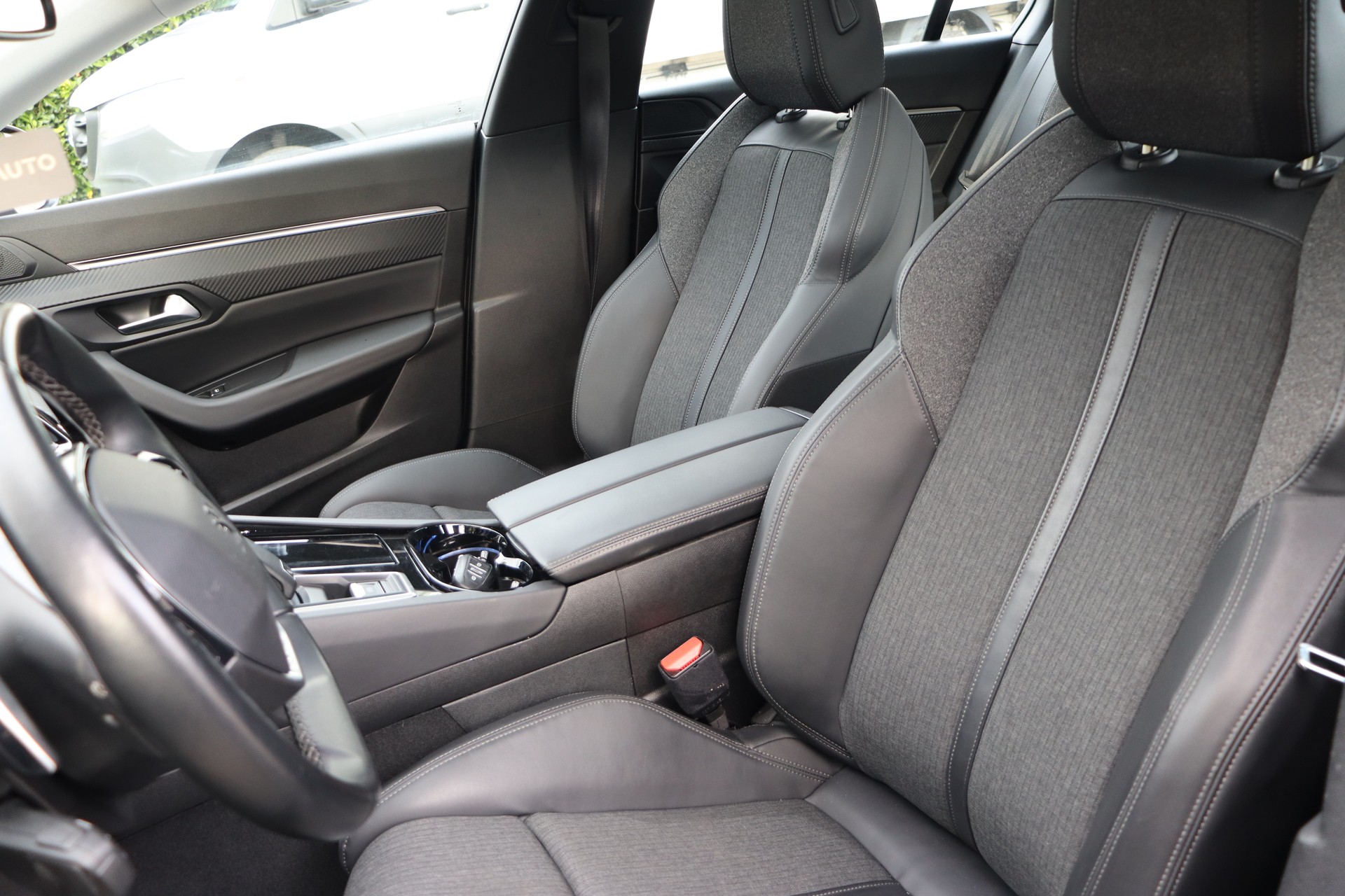 PEUGEOT 508 1.6 PureTech Allure EAT8-image-9