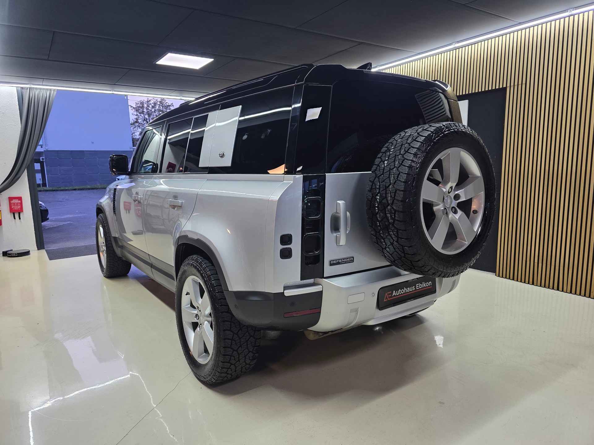 LAND ROVER Defender 110 D240 SD4 First Edition AT8-image-6
