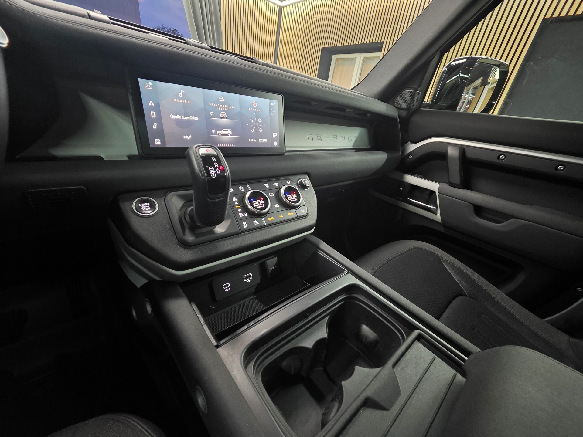 LAND ROVER Defender 110 D240 SD4 First Edition AT8-image-14