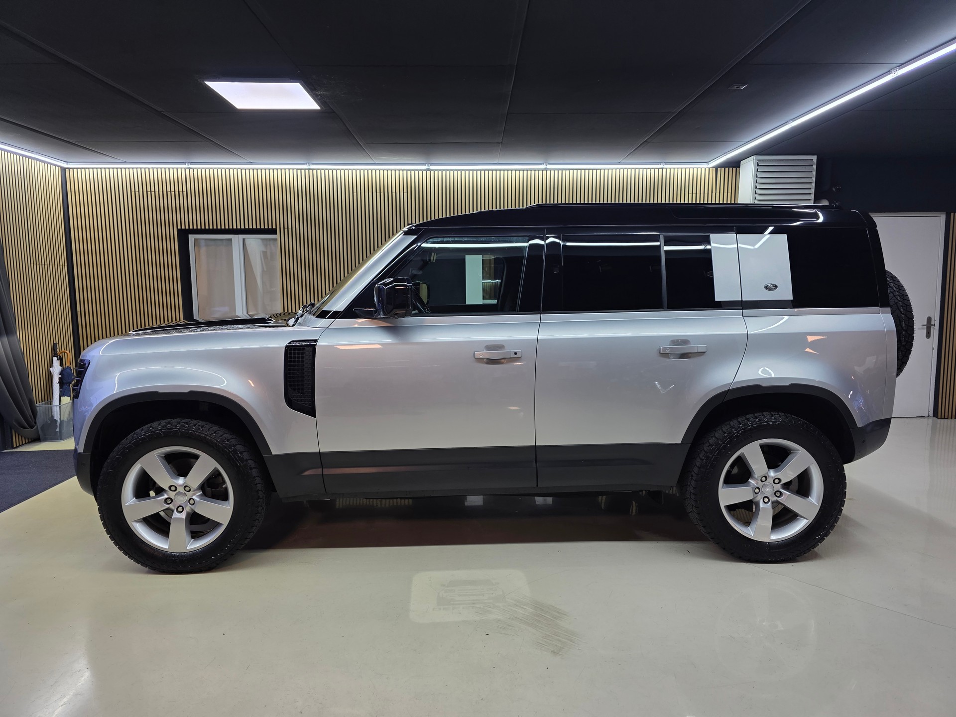 LAND ROVER Defender 110 D240 SD4 First Edition AT8-showroom-element-3