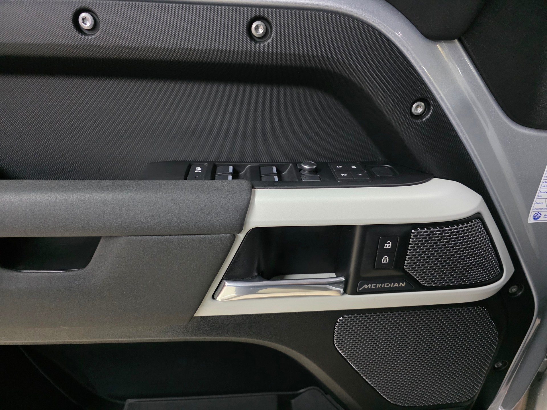 LAND ROVER Defender 110 D240 SD4 First Edition AT8-image-21