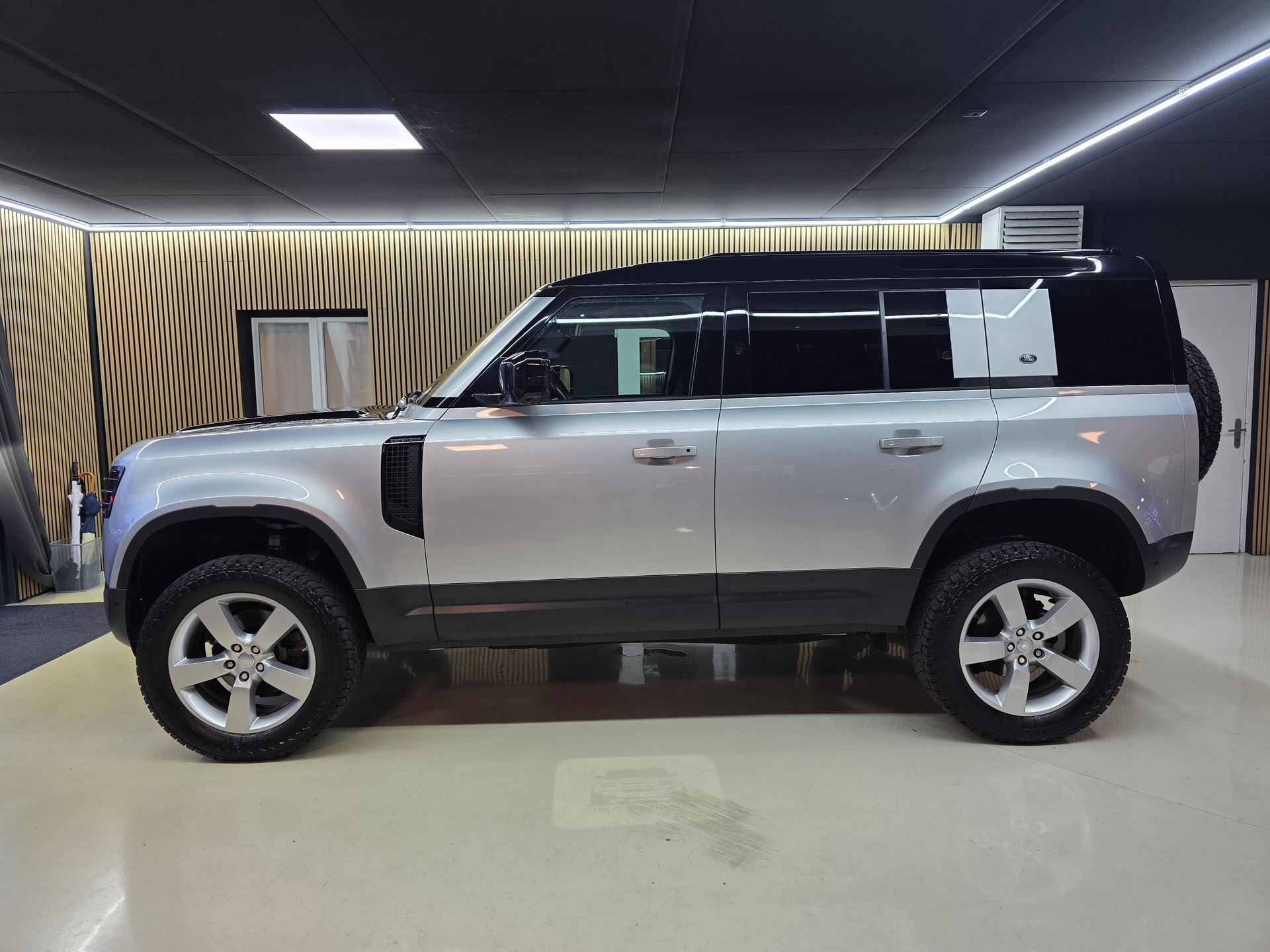 LAND ROVER Defender 110 D240 SD4 First Edition AT8-image-5