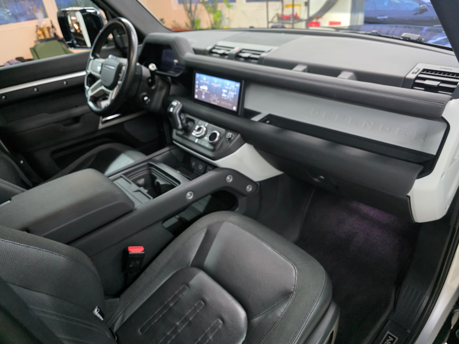 LAND ROVER Defender 110 D240 SD4 First Edition AT8-image-10