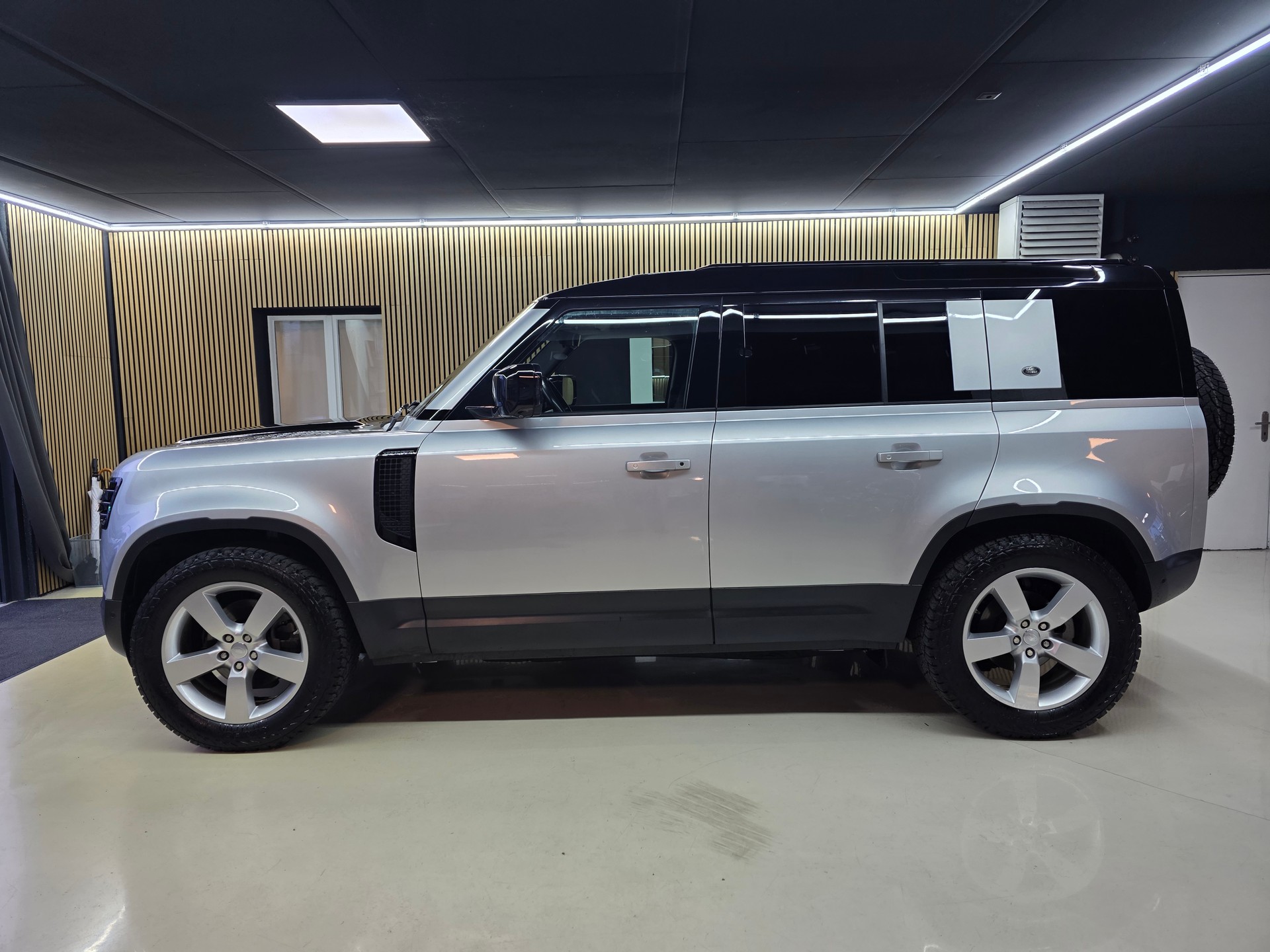 LAND ROVER Defender 110 D240 SD4 First Edition AT8-image-4