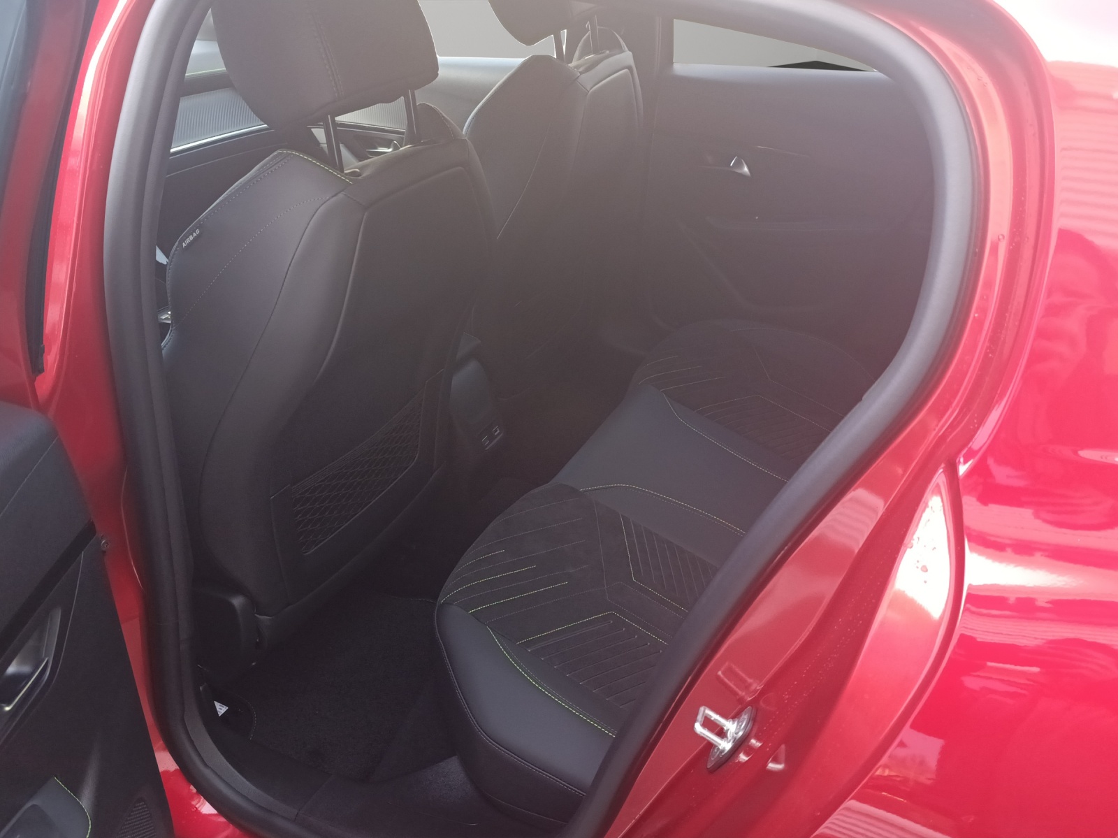 PEUGEOT 208 1.2 Hybrid GT-image-4