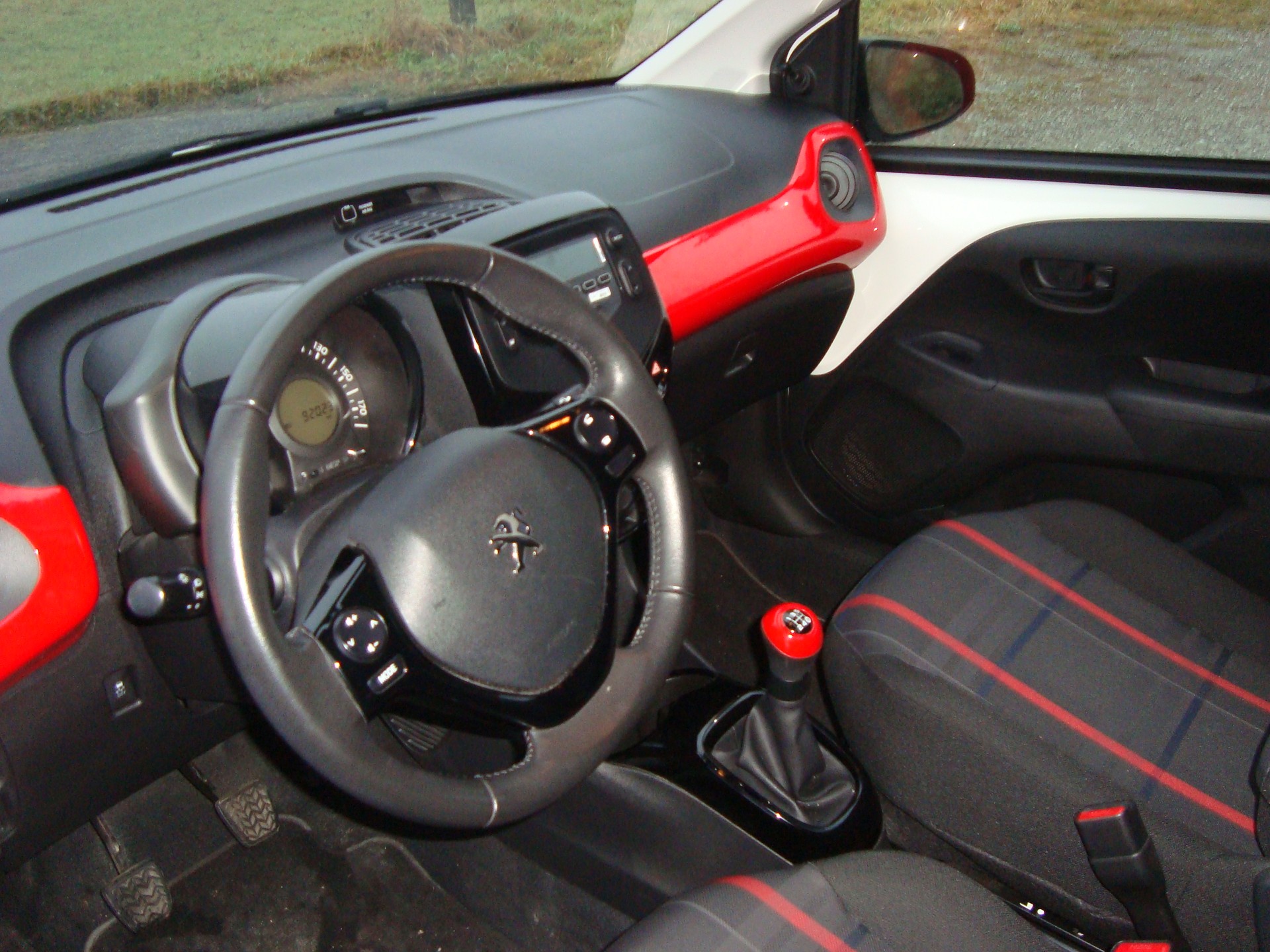 PEUGEOT 108 1.0 VTi Envy-image-8