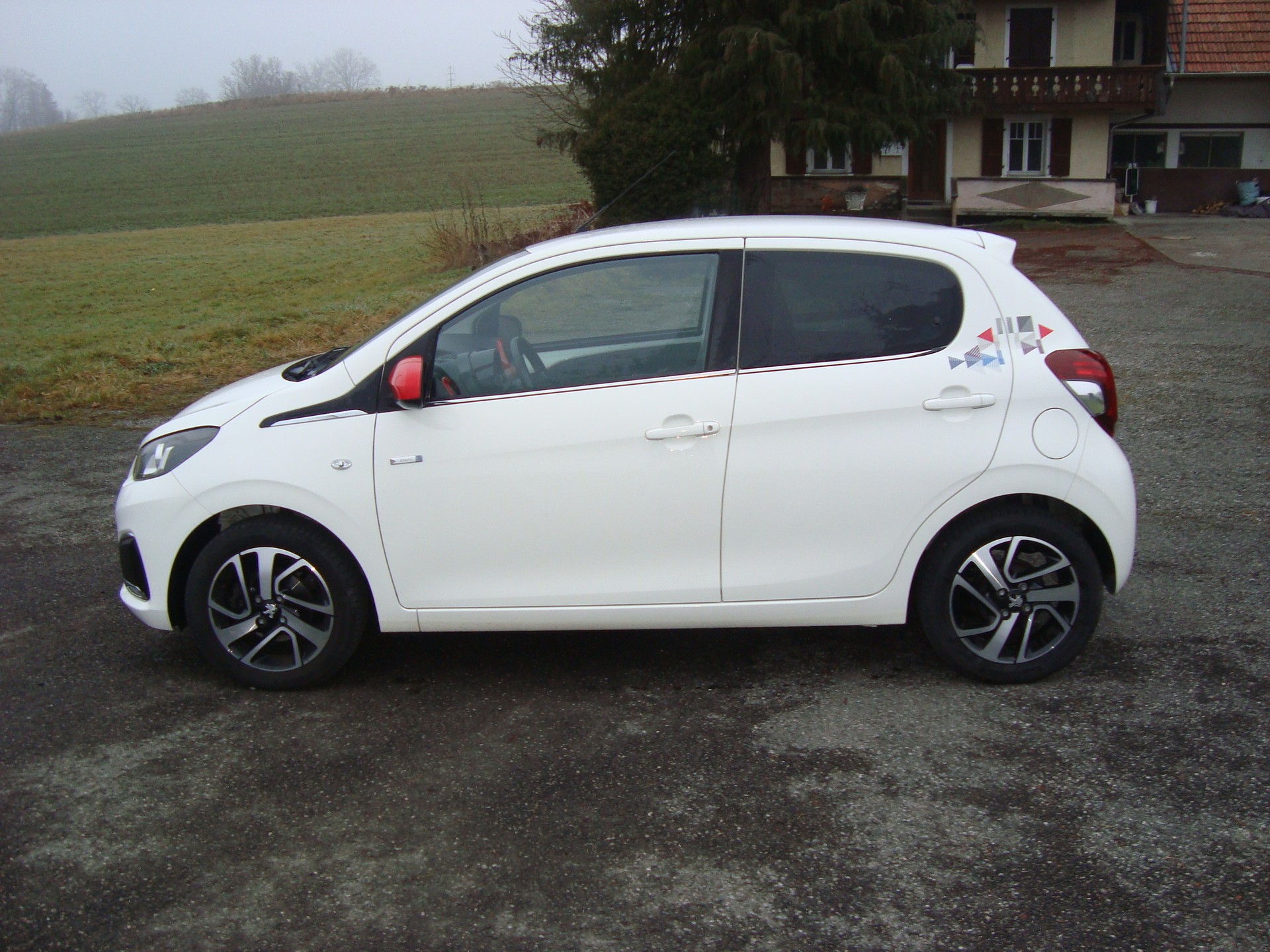 PEUGEOT 108 1.0 VTi Envy-image-4