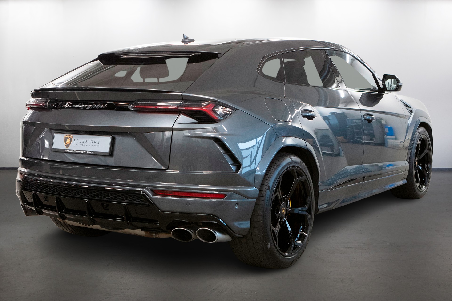 LAMBORGHINI Urus E-Gear-showroom-element-2