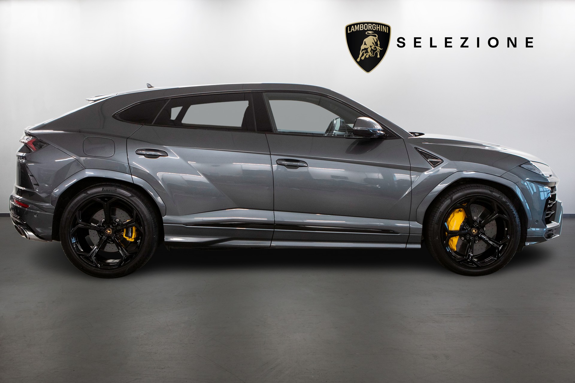 LAMBORGHINI Urus E-Gear-showroom-element-1