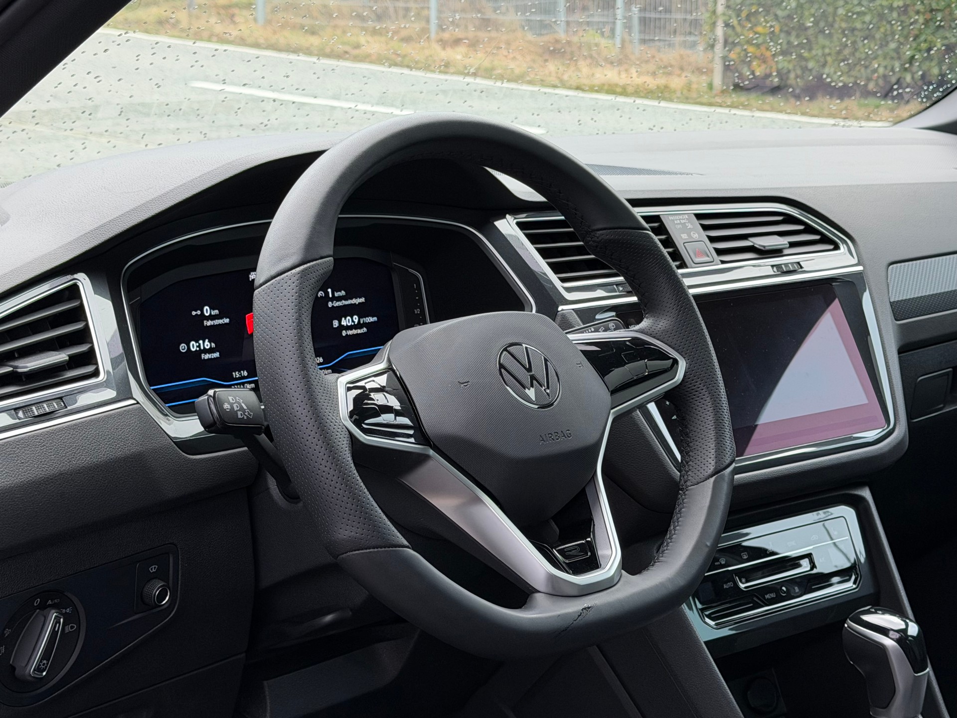VW Tiguan 2.0 TDI SCR R-Line 4Motion DSG-image-14