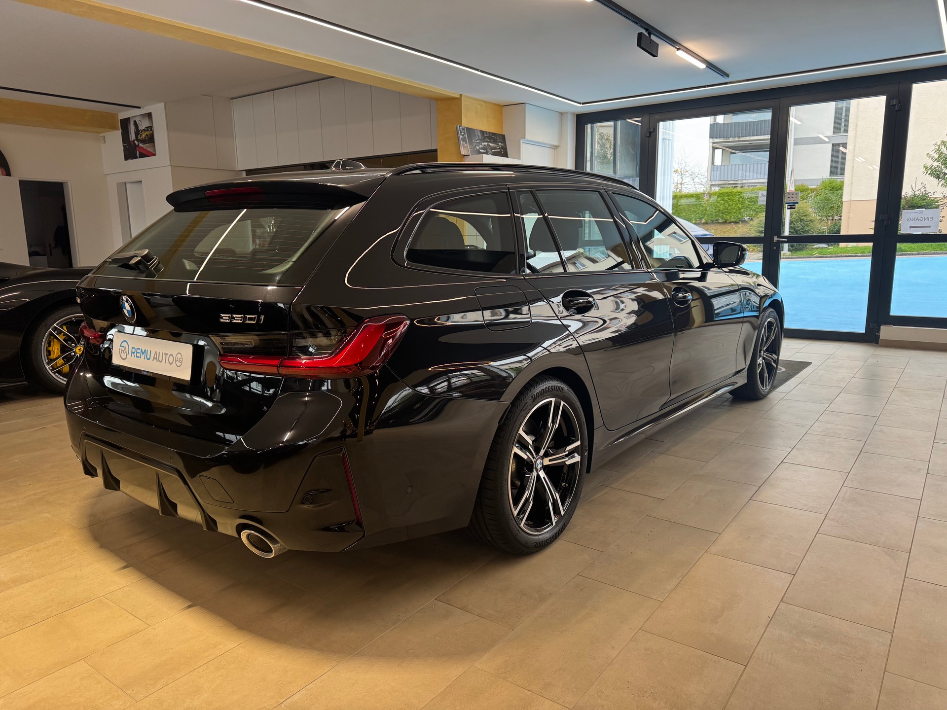 BMW 330i Touring xDrive Steptronic M Sport-showroom-element-2