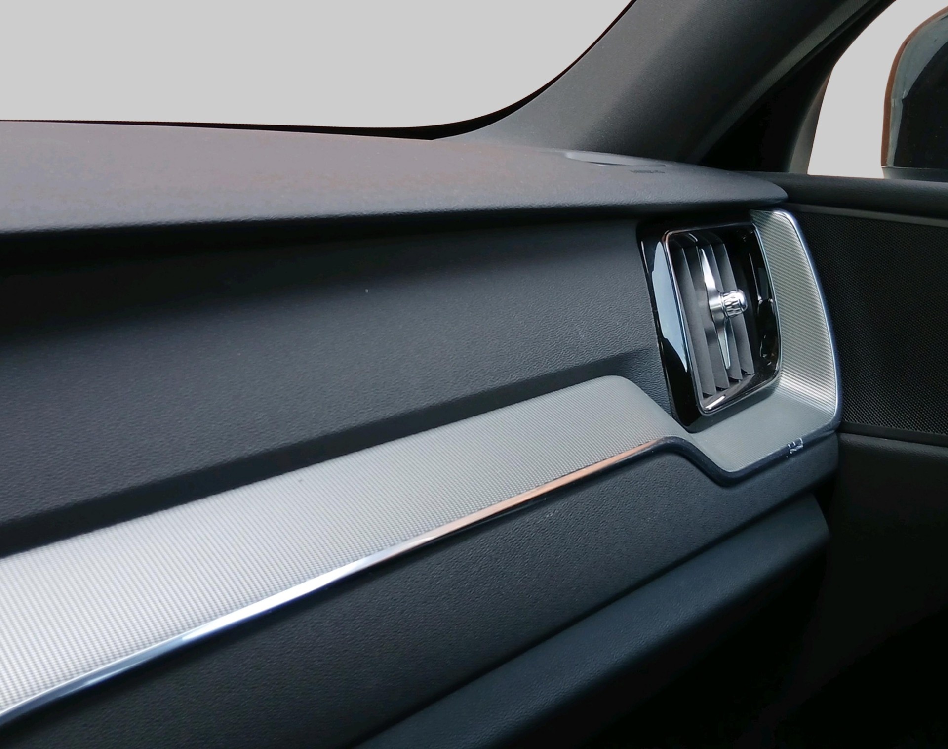 VOLVO XC60 2.0 B5 MH Plus Dark AWD-image-16