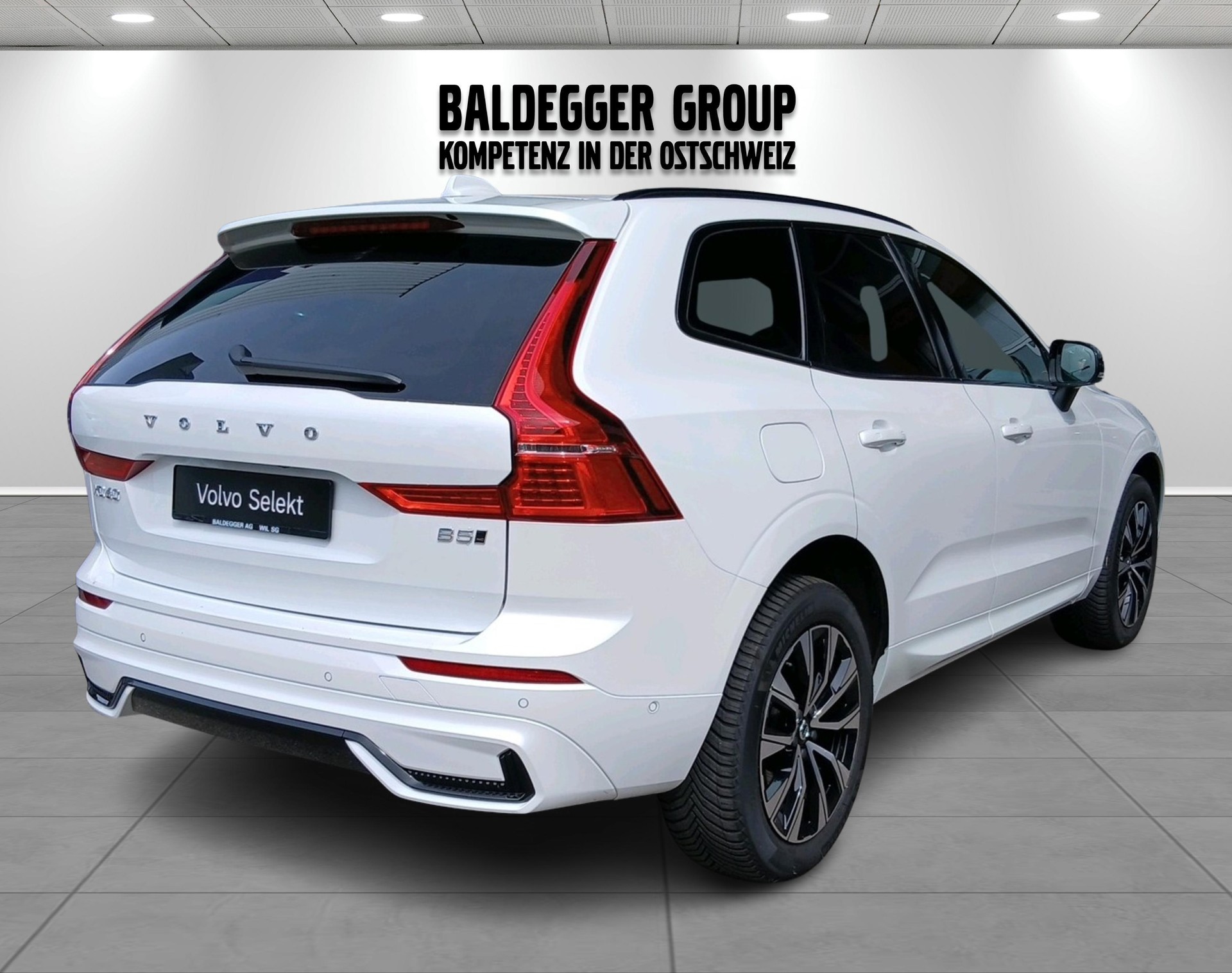 VOLVO XC60 2.0 B5 MH Plus Dark AWD-showroom-element-1