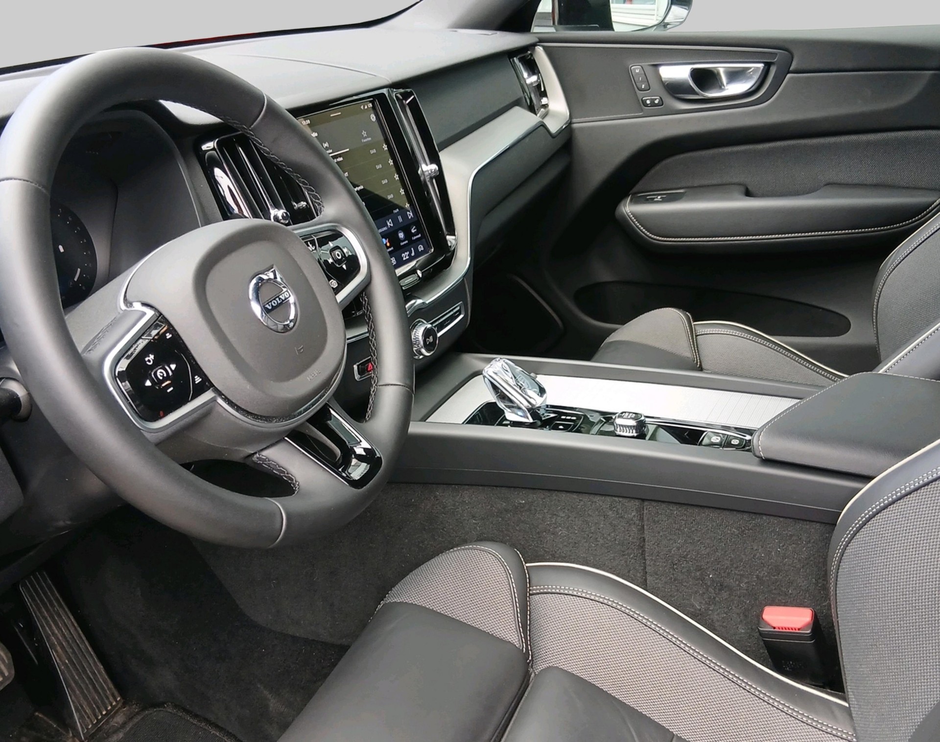 VOLVO XC60 2.0 B5 MH Plus Dark AWD-showroom-element-2