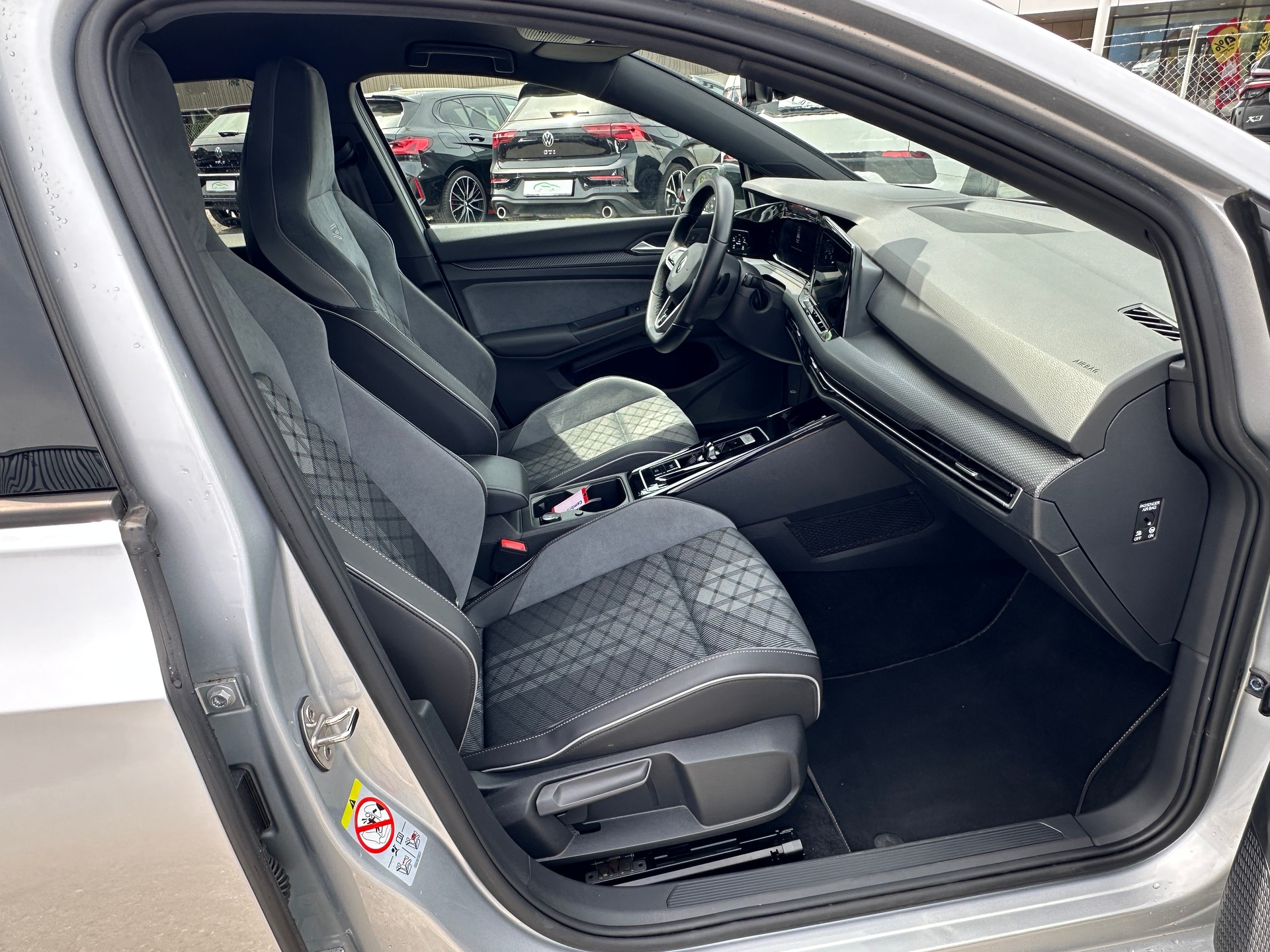 VW Golf 2.0 TDI R-Line DSG 4Motion-image-8