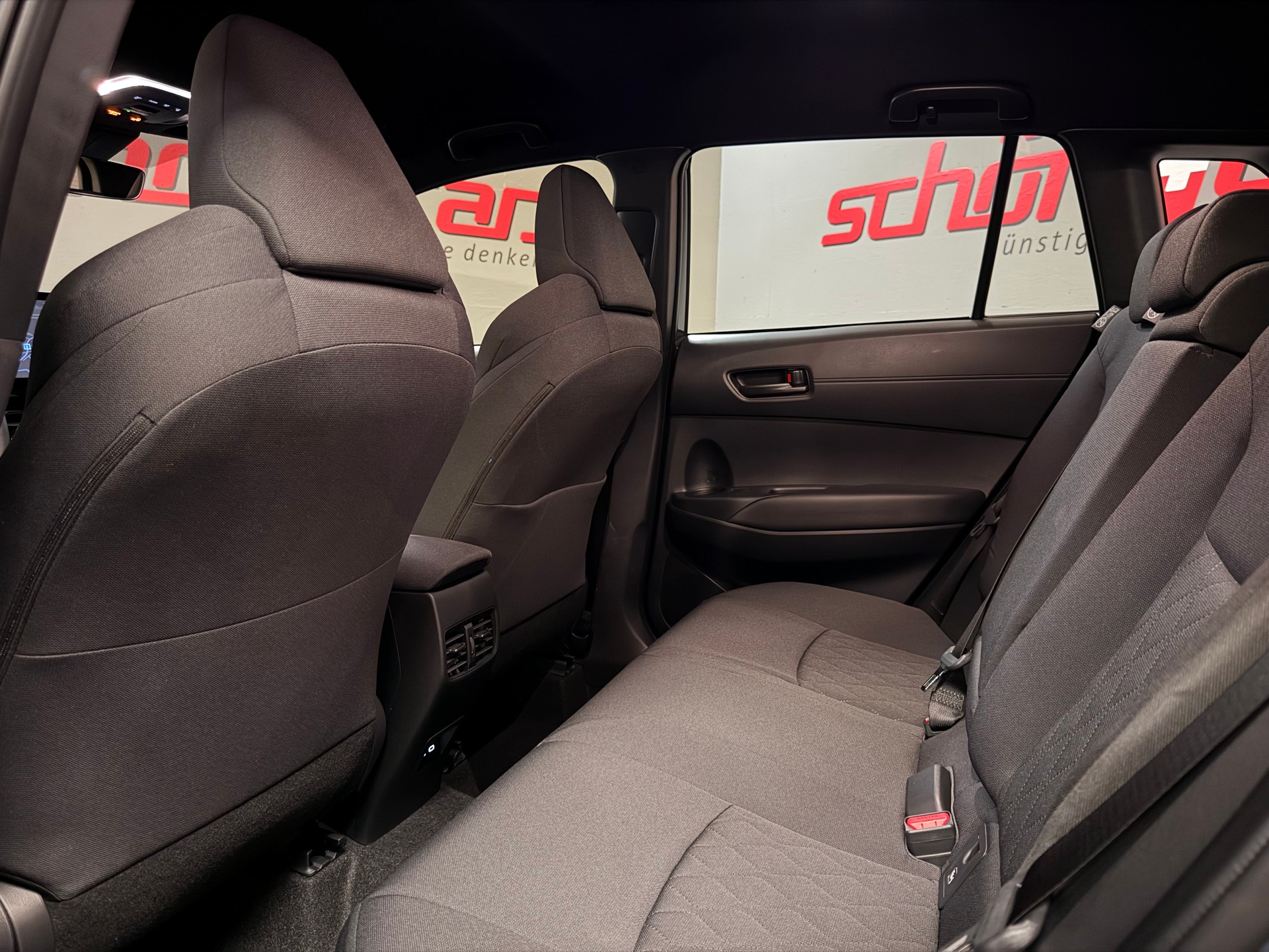 TOYOTA Corolla Cross 1.8 Comfort e-CVT-image-12