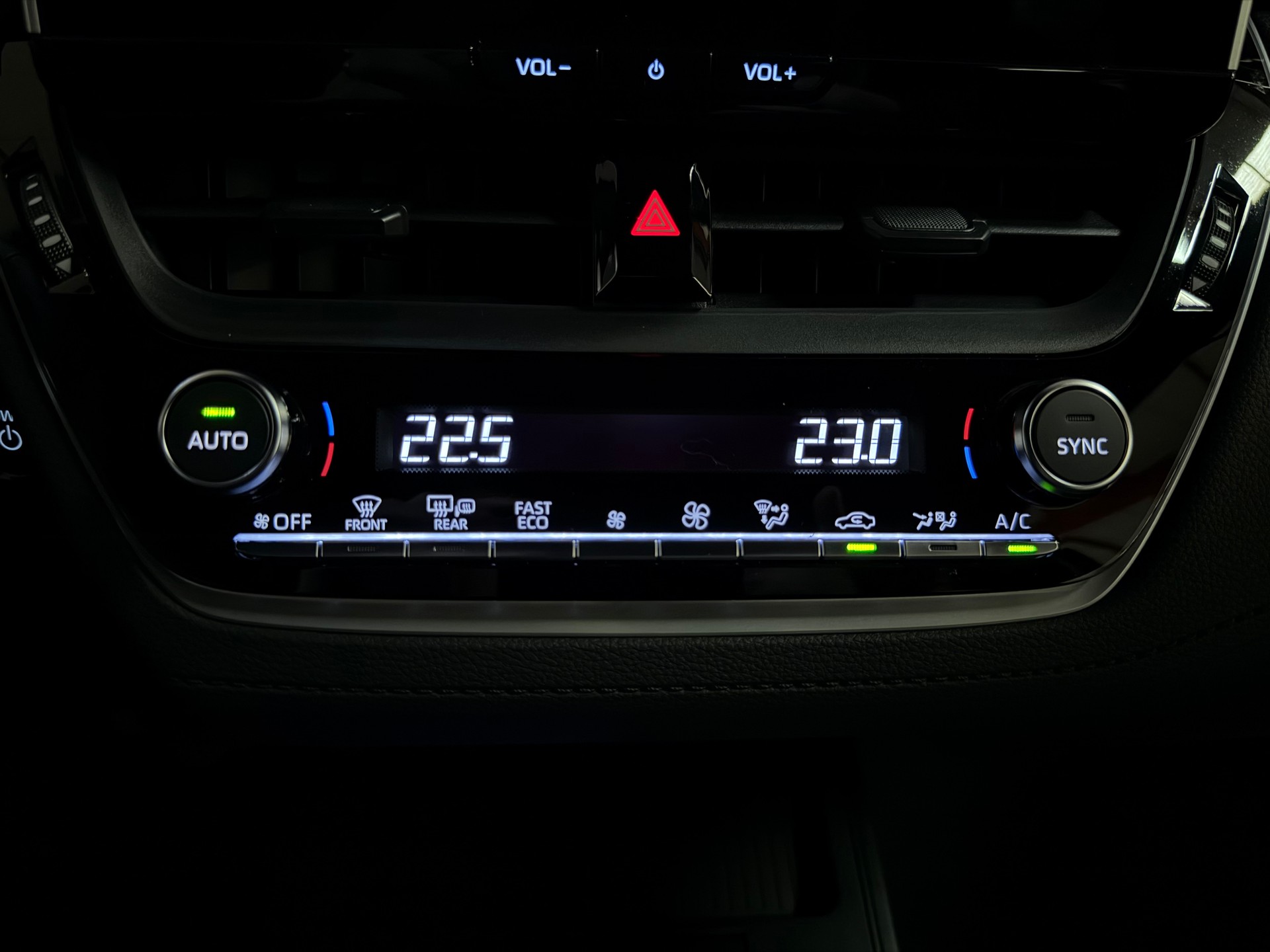 TOYOTA Corolla Cross 1.8 Comfort e-CVT-image-21