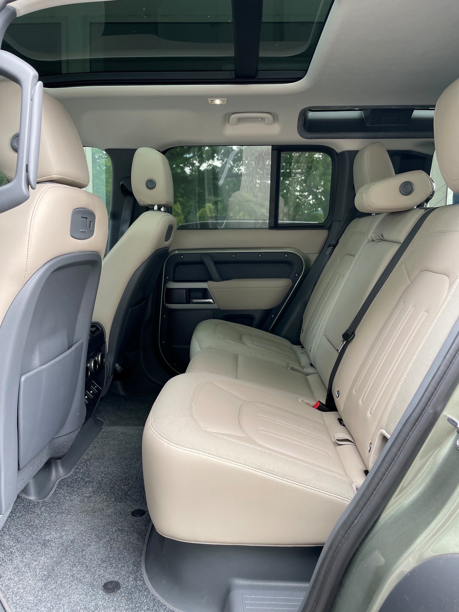 LAND ROVER Defender 110 2.0 SD4 240 First Edition-image-14