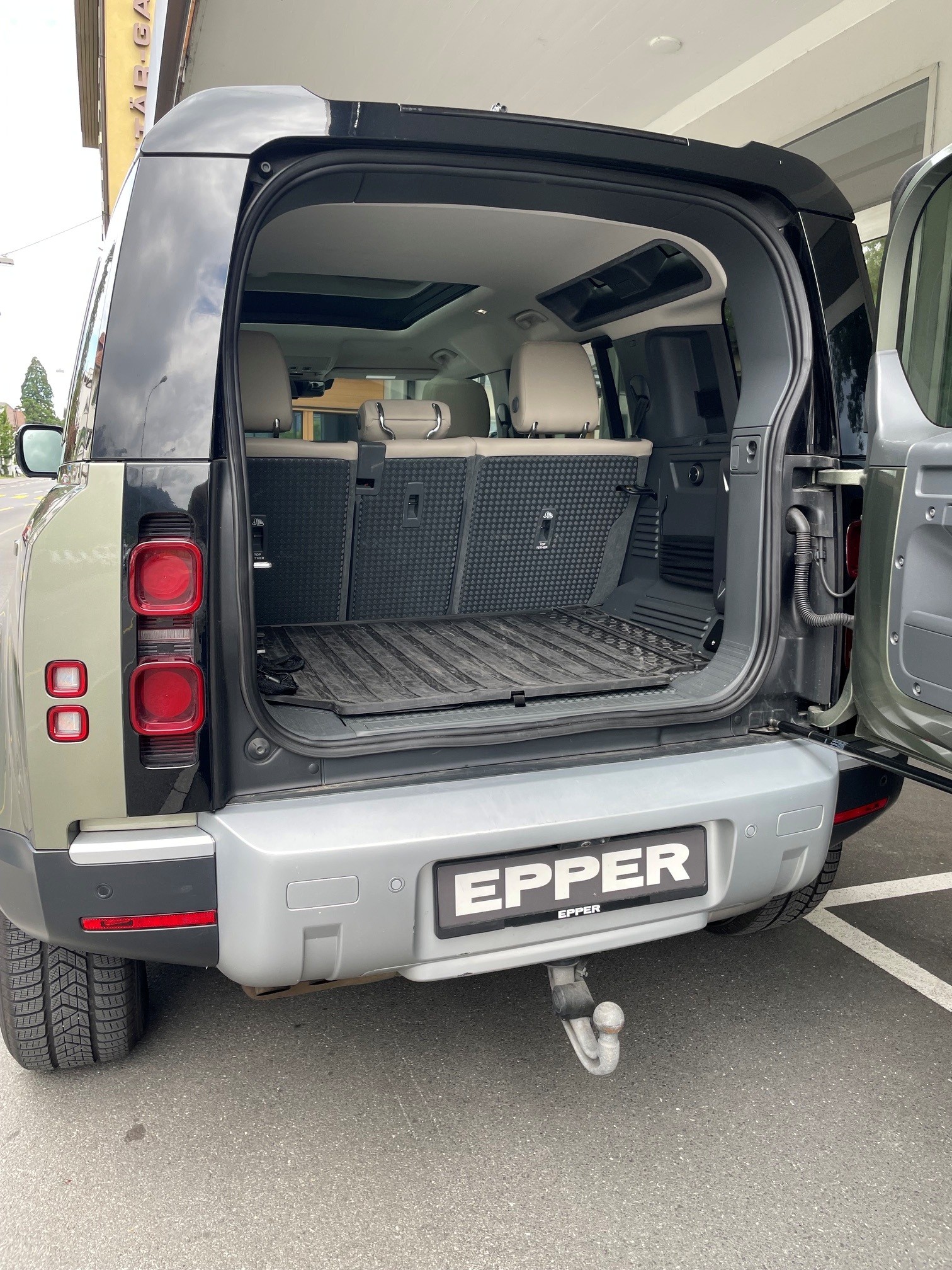 LAND ROVER Defender 110 2.0 SD4 240 First Edition-image-16