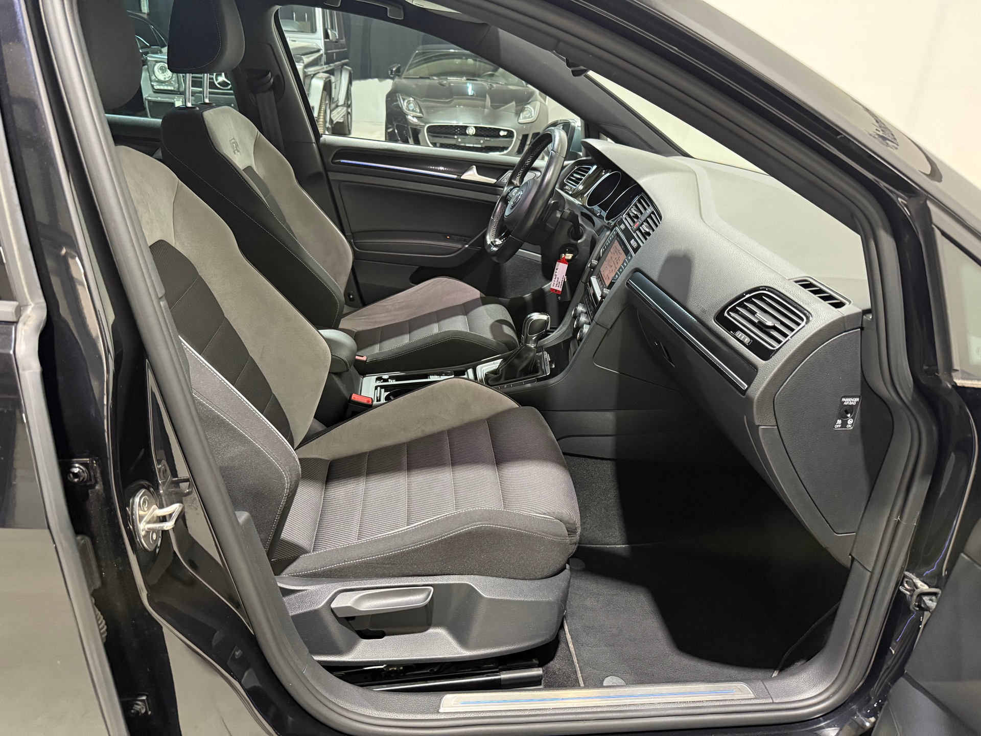 VW Golf Variant 2.0 TSI R 4 Motion DSG (CH Fahrzeug)-image-14