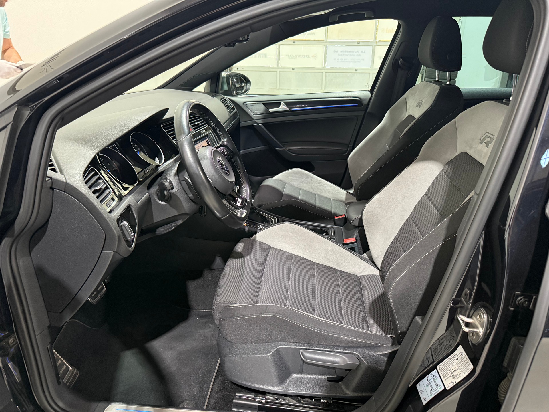 VW Golf Variant 2.0 TSI R 4 Motion DSG (CH Fahrzeug)-image-12