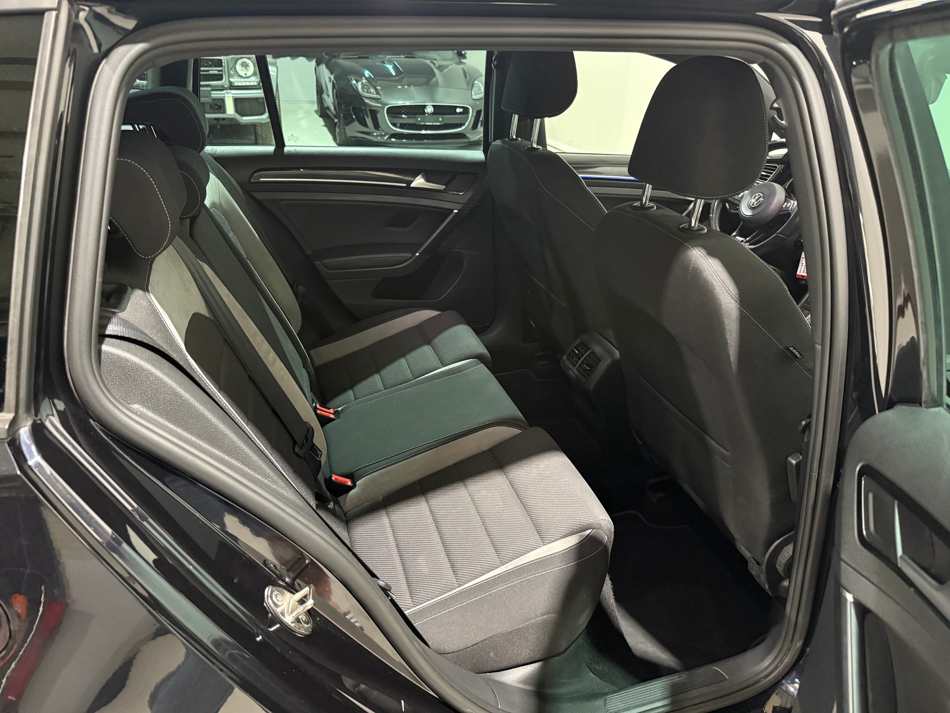 VW Golf Variant 2.0 TSI R 4 Motion DSG (CH Fahrzeug)-image-13