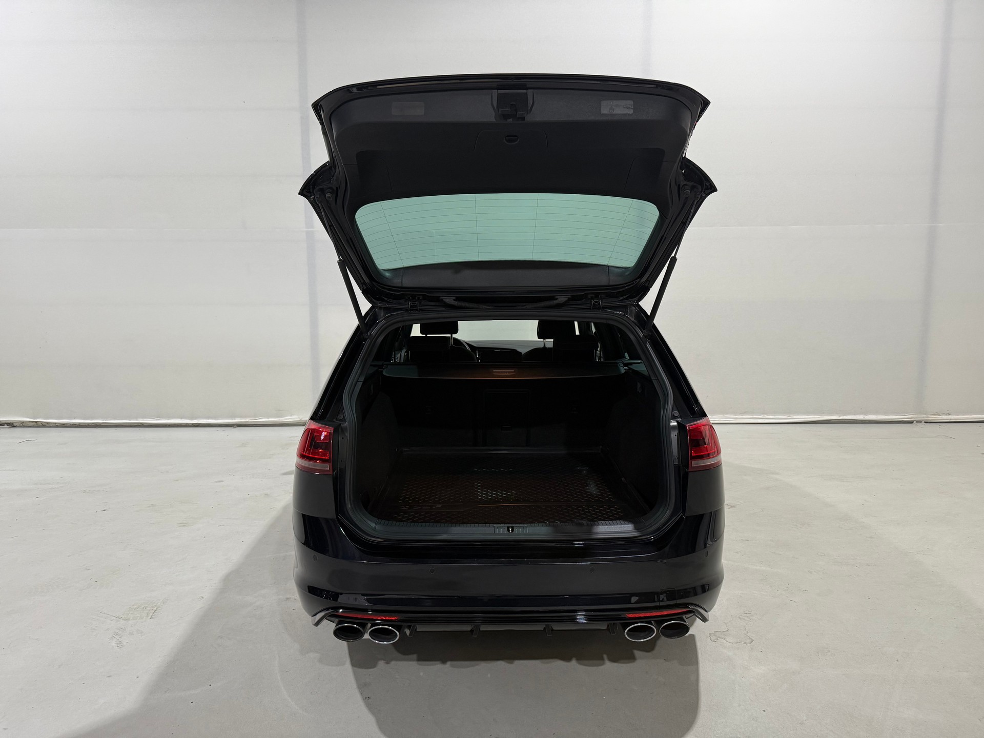 VW Golf Variant 2.0 TSI R 4 Motion DSG (CH Fahrzeug)-image-10