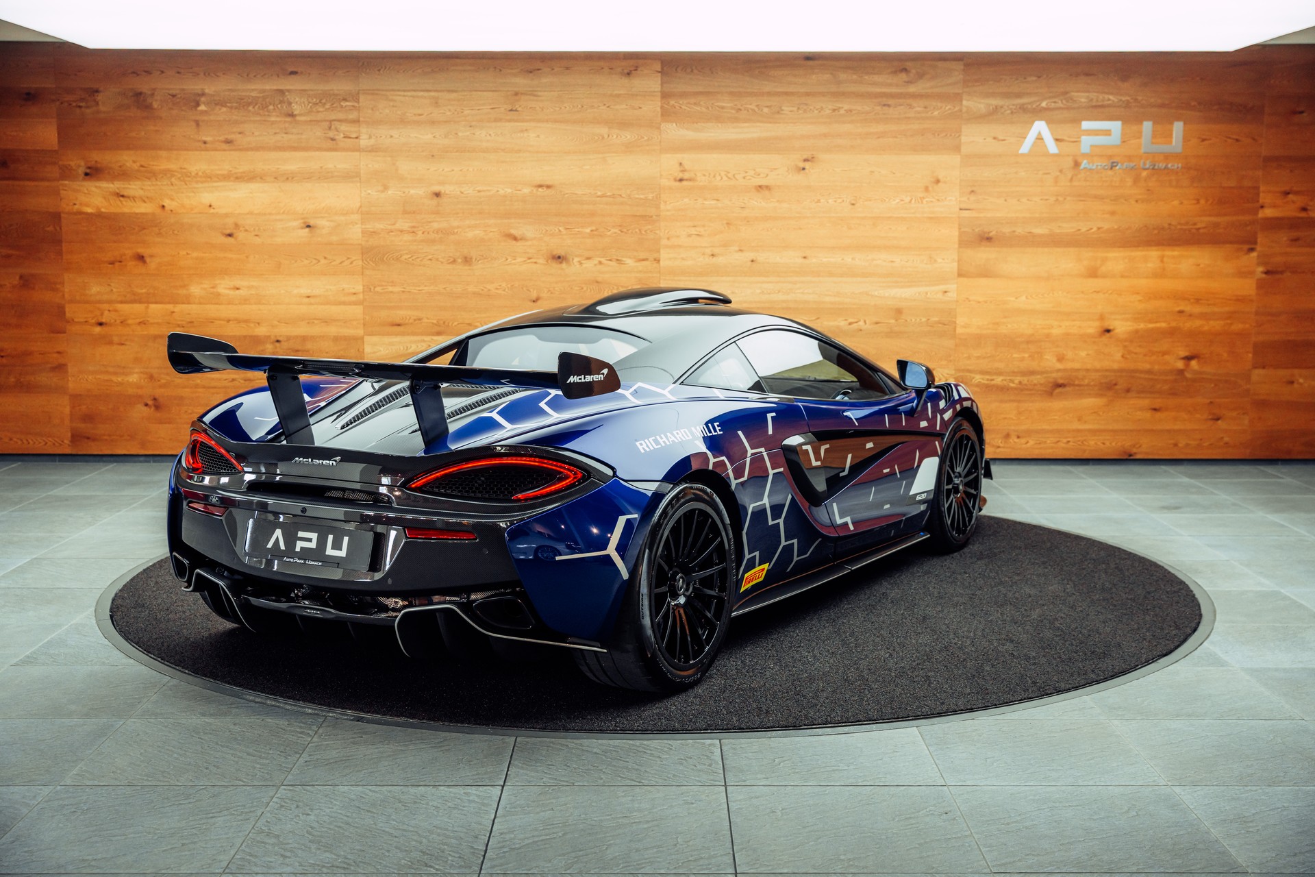 McLAREN 620R MSO Lantana Purple 1/225-showroom-element-1