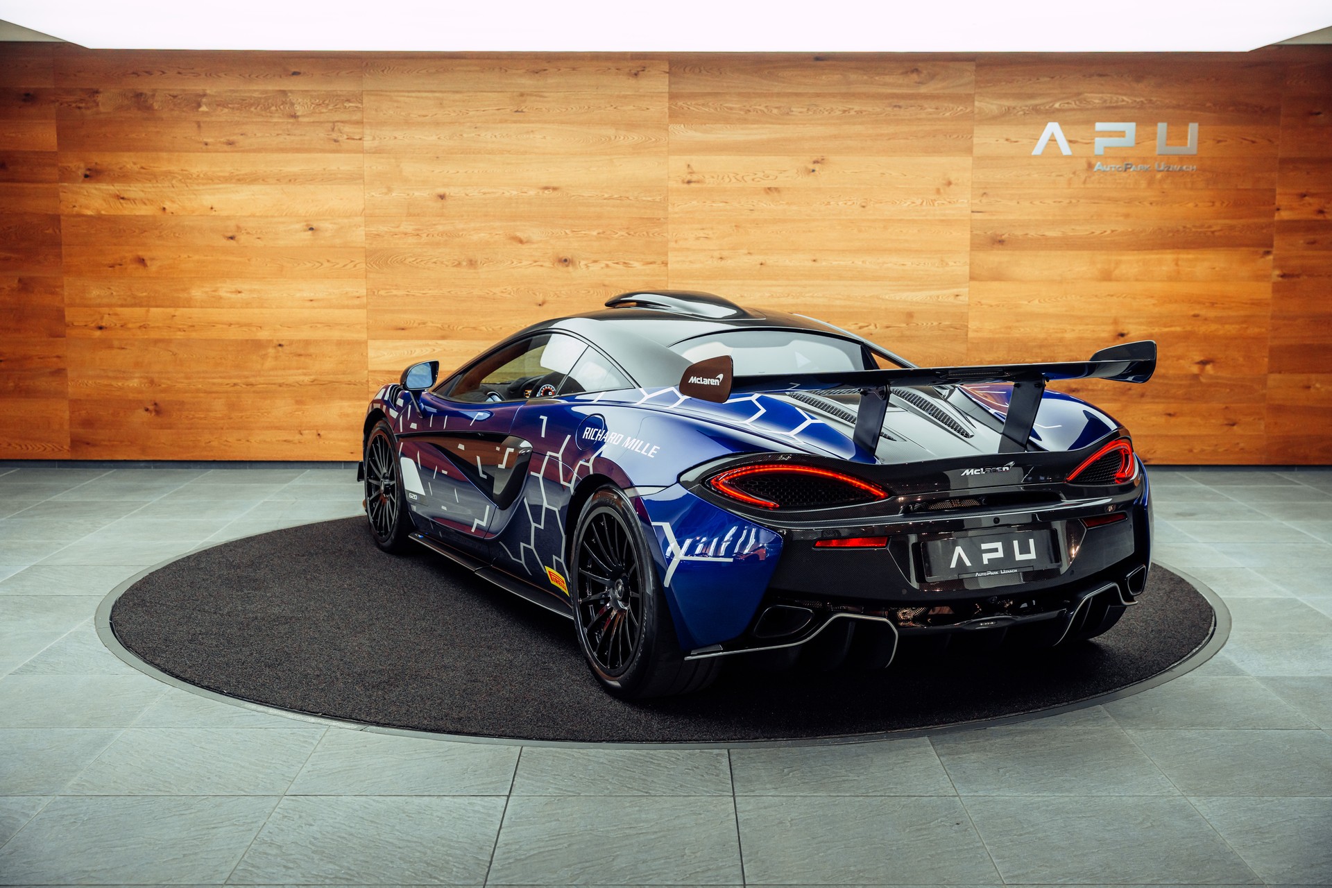 McLAREN 620R MSO Lantana Purple 1/225-showroom-element-2