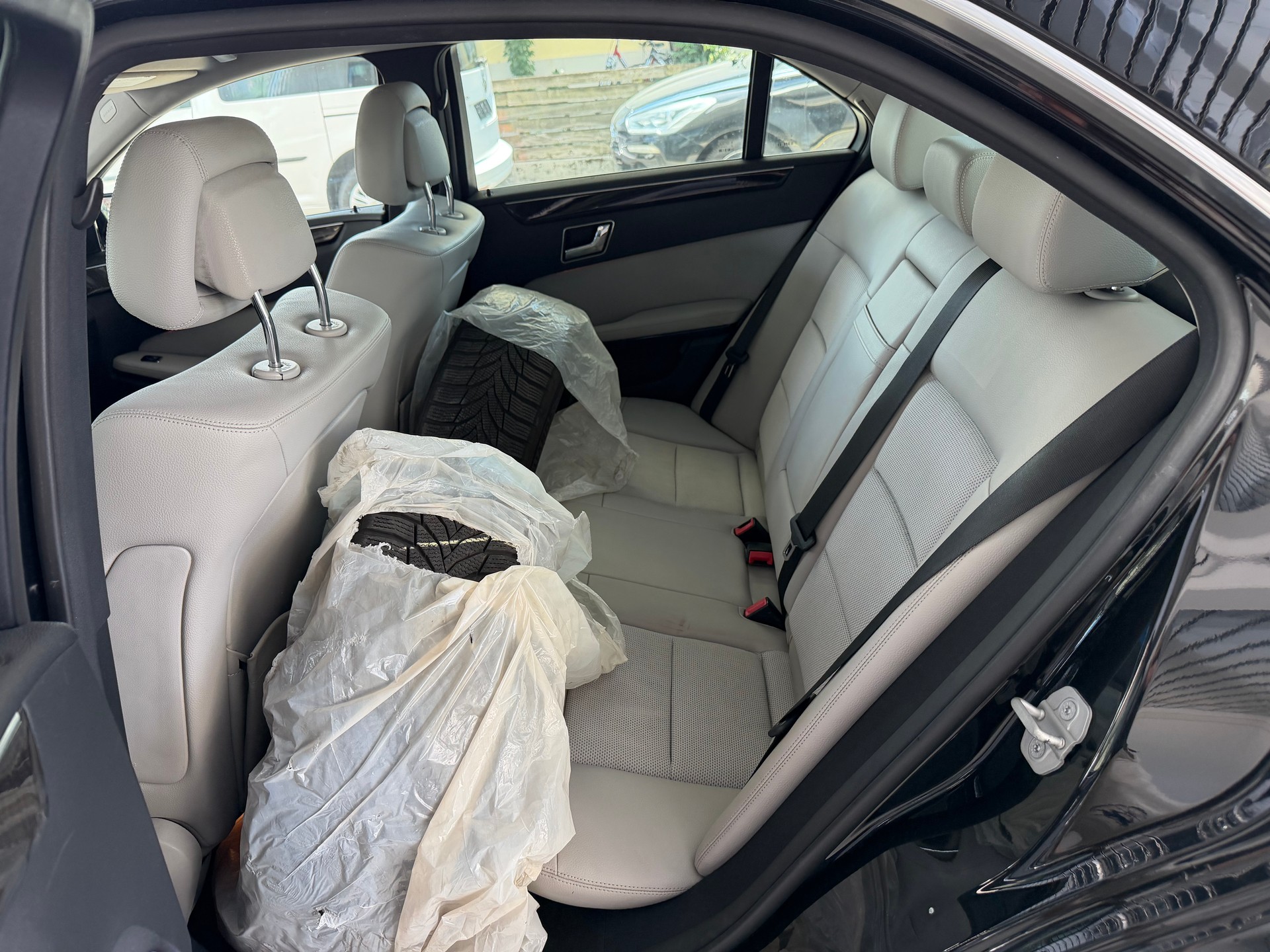 MERCEDES-BENZ E 250 CDI BlueEfficiency Avantgarde Automatic-image-16