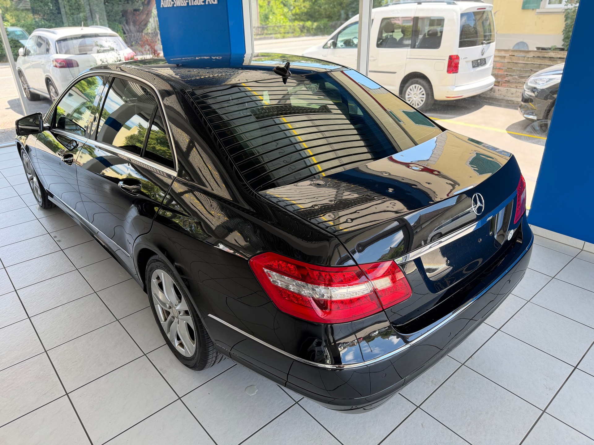 MERCEDES-BENZ E 250 CDI BlueEfficiency Avantgarde Automatic-image-6