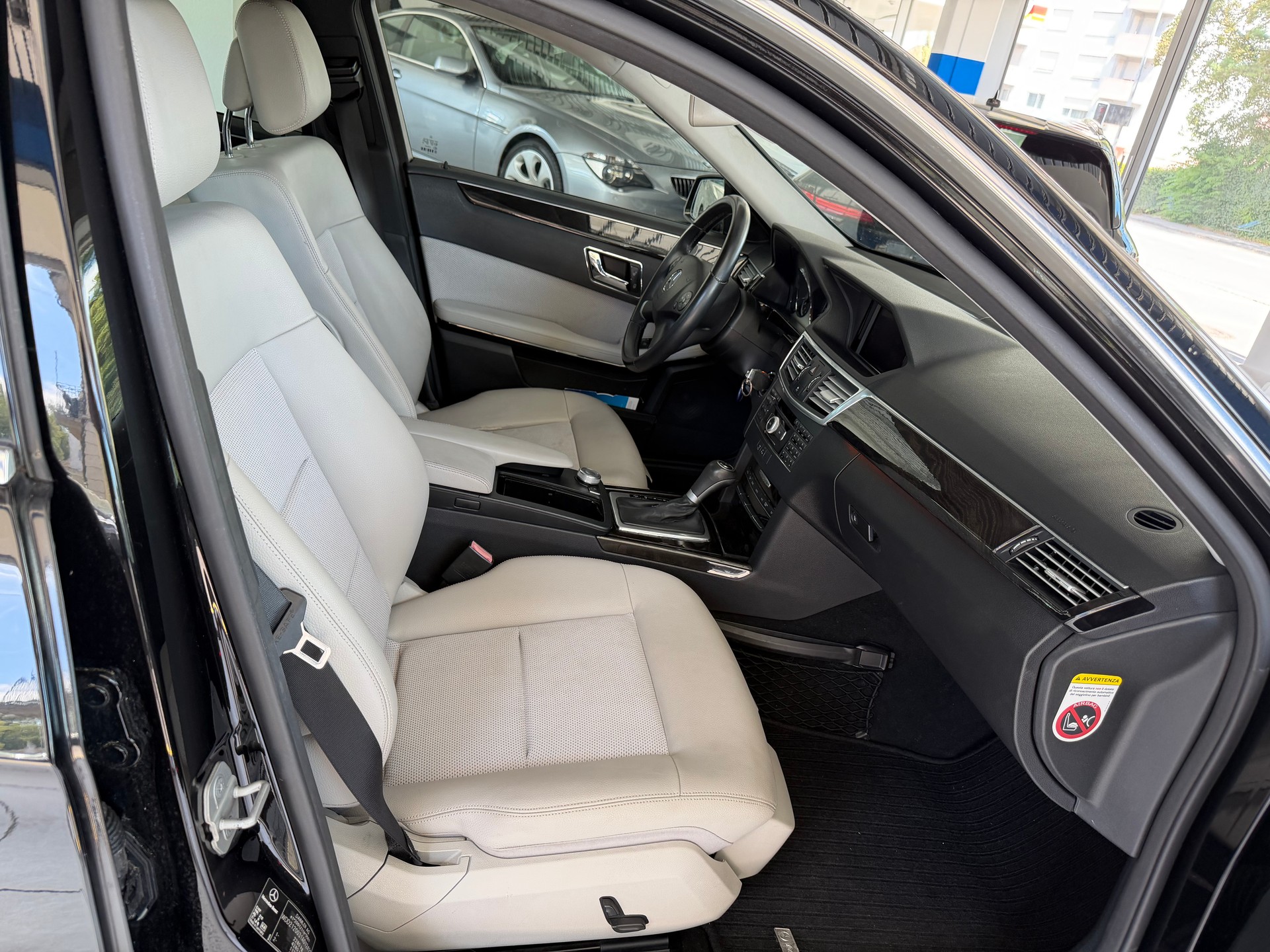 MERCEDES-BENZ E 250 CDI BlueEfficiency Avantgarde Automatic-image-12