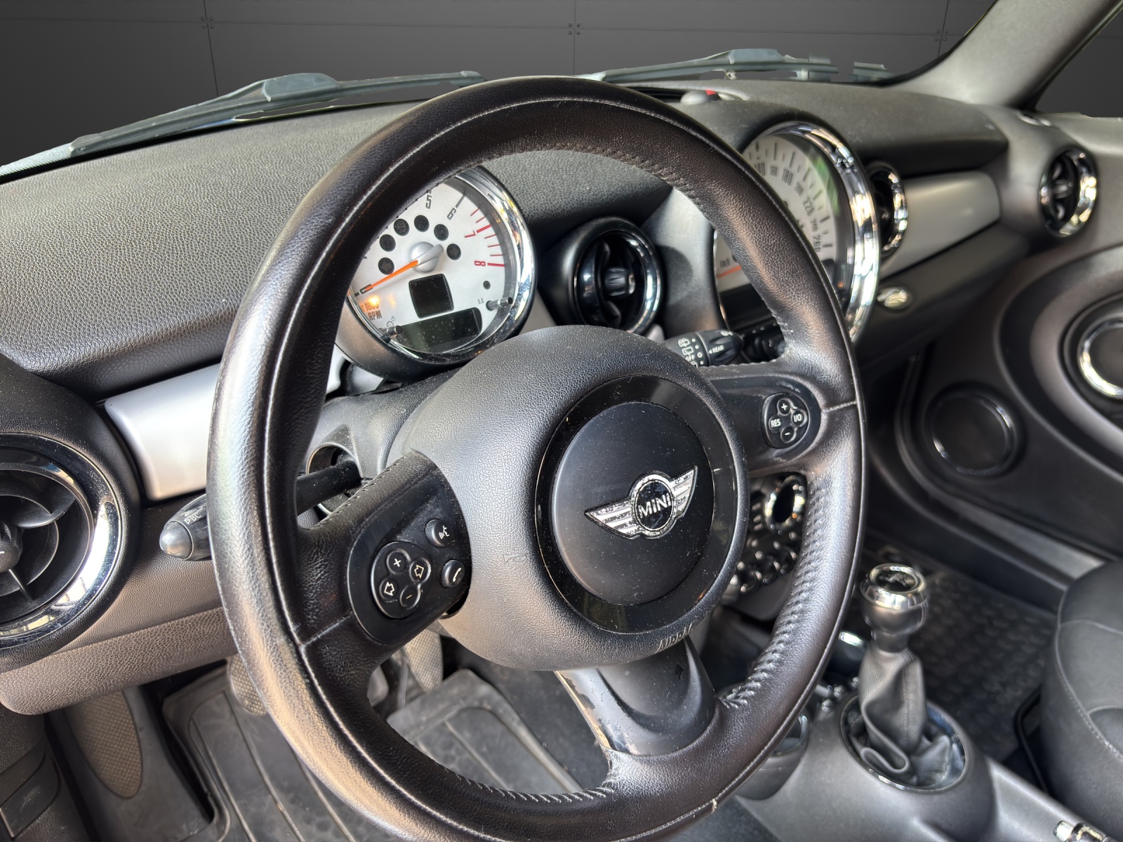 MINI Cooper-showroom-element-3
