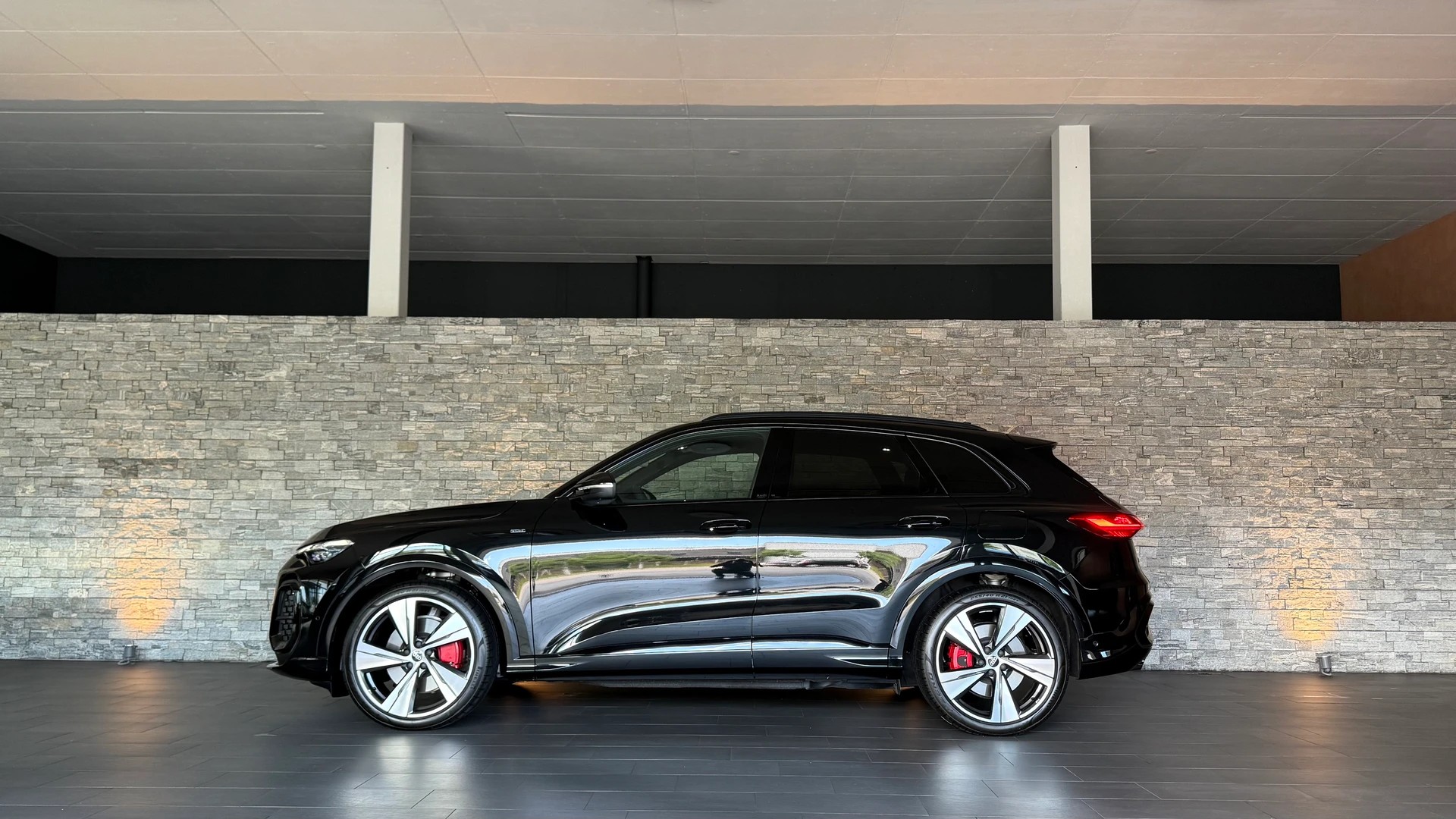 AUDI Q5 e-hybrid quattro 270 kW 367PS S-Line Schweizer-Fahrzeug-showroom-element-1
