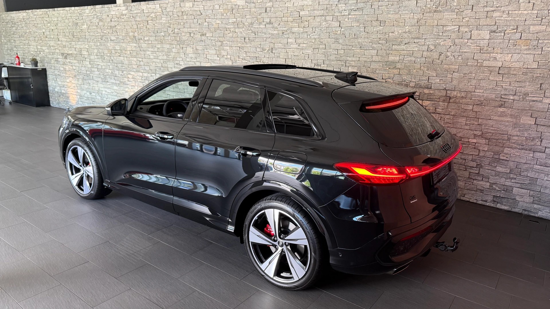 AUDI Q5 e-hybrid quattro 270 kW 367PS S-Line Schweizer-Fahrzeug-showroom-element-2